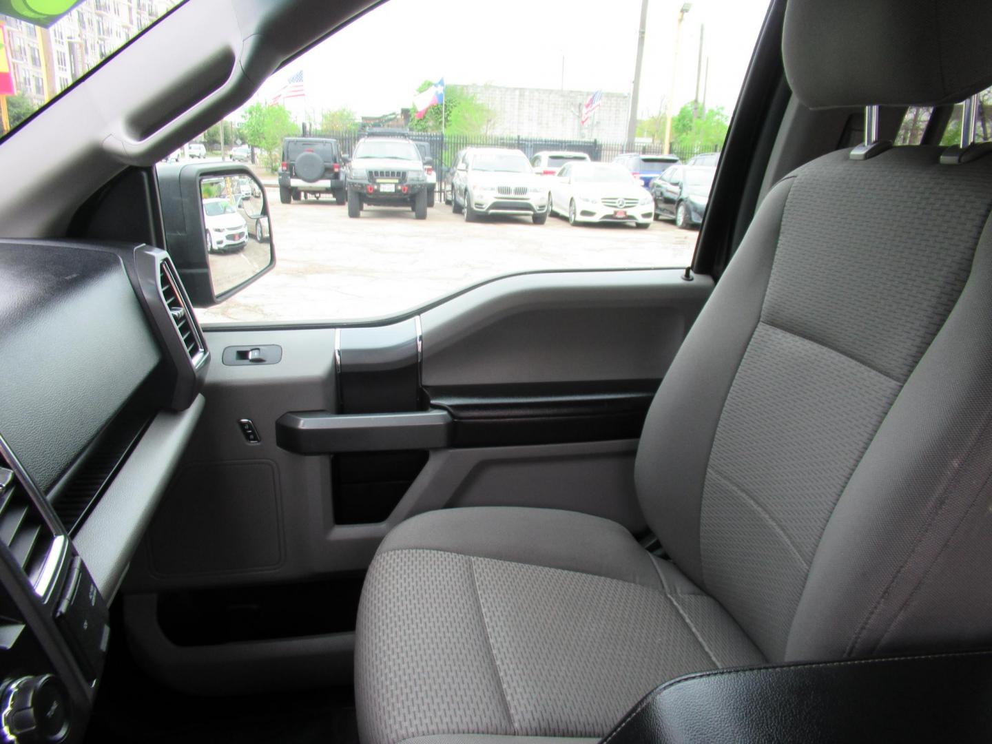 2016 Black /Gray Ford F-150 XLT SuperCrew 6.5-ft. Bed 4WD (1FTEW1EP9GF) with an 2.7L V6 DOHC 24V engine, Automatic transmission, located at 1511 North Shepherd Dr., Houston, TX, 77008, (281) 657-1221, 29.798361, -95.412560 - 2016 FORD F-150 XLT VIN: 1FTEW1EP9GFC82694 1 F T E W 1 E P 9 G F C 8 2 6 9 4 CREW PICKUP 2.7L V6 F DOHC 24V GASOLINE REAR WHEEL DRIVE W/ 4X4 - Photo#7