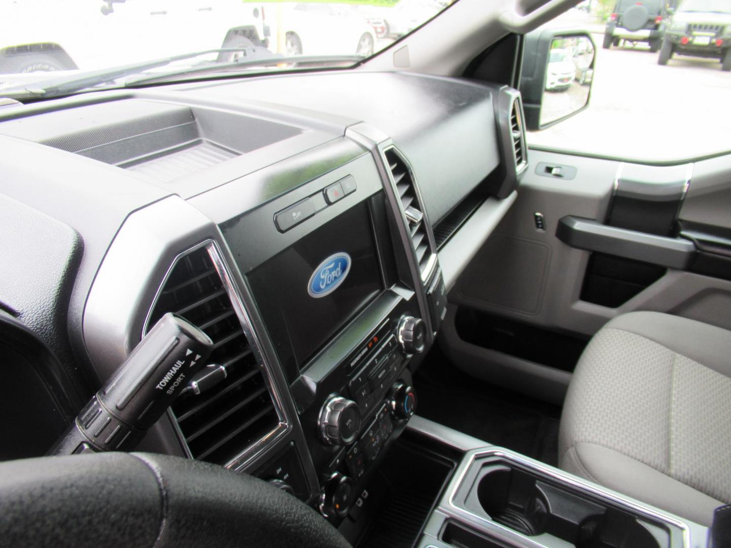 2016 Black /Gray Ford F-150 XLT SuperCrew 6.5-ft. Bed 4WD (1FTEW1EP9GF) with an 2.7L V6 DOHC 24V engine, Automatic transmission, located at 1511 North Shepherd Dr., Houston, TX, 77008, (281) 657-1221, 29.798361, -95.412560 - 2016 FORD F-150 XLT VIN: 1FTEW1EP9GFC82694 1 F T E W 1 E P 9 G F C 8 2 6 9 4 CREW PICKUP 2.7L V6 F DOHC 24V GASOLINE REAR WHEEL DRIVE W/ 4X4 - Photo#8