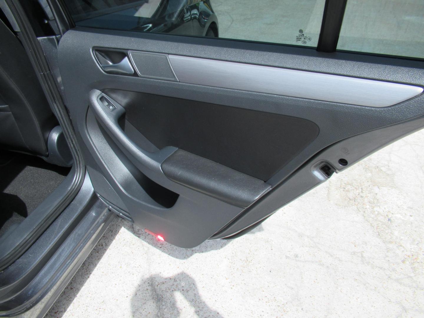 2016 Gray /Tan Volkswagen Jetta SE 6A (3VWD17AJ8GM) with an 1.8L L4 DOHC 20V engine, Automatic transmission, located at 1511 North Shepherd Dr., Houston, TX, 77008, (281) 657-1221, 29.798361, -95.412560 - 2016 VOLKSWAGEN JETTA 1.8T SPORT VIN: 3VWD17AJ8GM397444 3 V W D 1 7 A J 8 G M 3 9 7 4 4 4 SEDAN 4 DR 1.8L I4 F DOHC 16V GASOLINE FRONT WHEEL DRIVE - Photo#10
