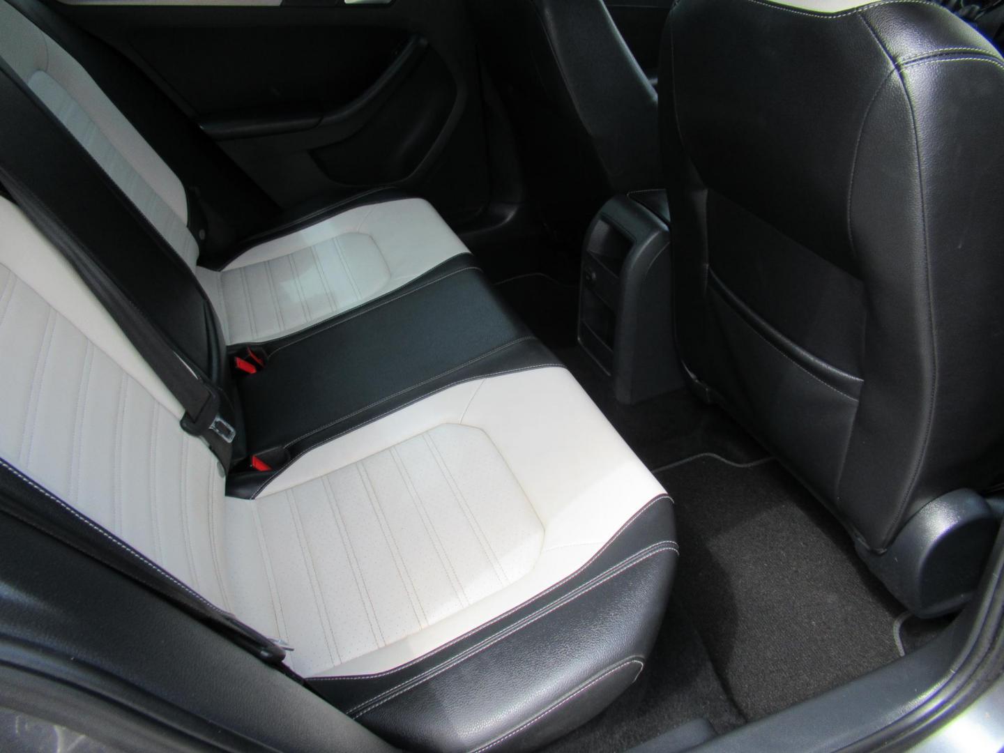 2016 Gray /Tan Volkswagen Jetta SE 6A (3VWD17AJ8GM) with an 1.8L L4 DOHC 20V engine, Automatic transmission, located at 1511 North Shepherd Dr., Houston, TX, 77008, (281) 657-1221, 29.798361, -95.412560 - 2016 VOLKSWAGEN JETTA 1.8T SPORT VIN: 3VWD17AJ8GM397444 3 V W D 1 7 A J 8 G M 3 9 7 4 4 4 SEDAN 4 DR 1.8L I4 F DOHC 16V GASOLINE FRONT WHEEL DRIVE - Photo#11