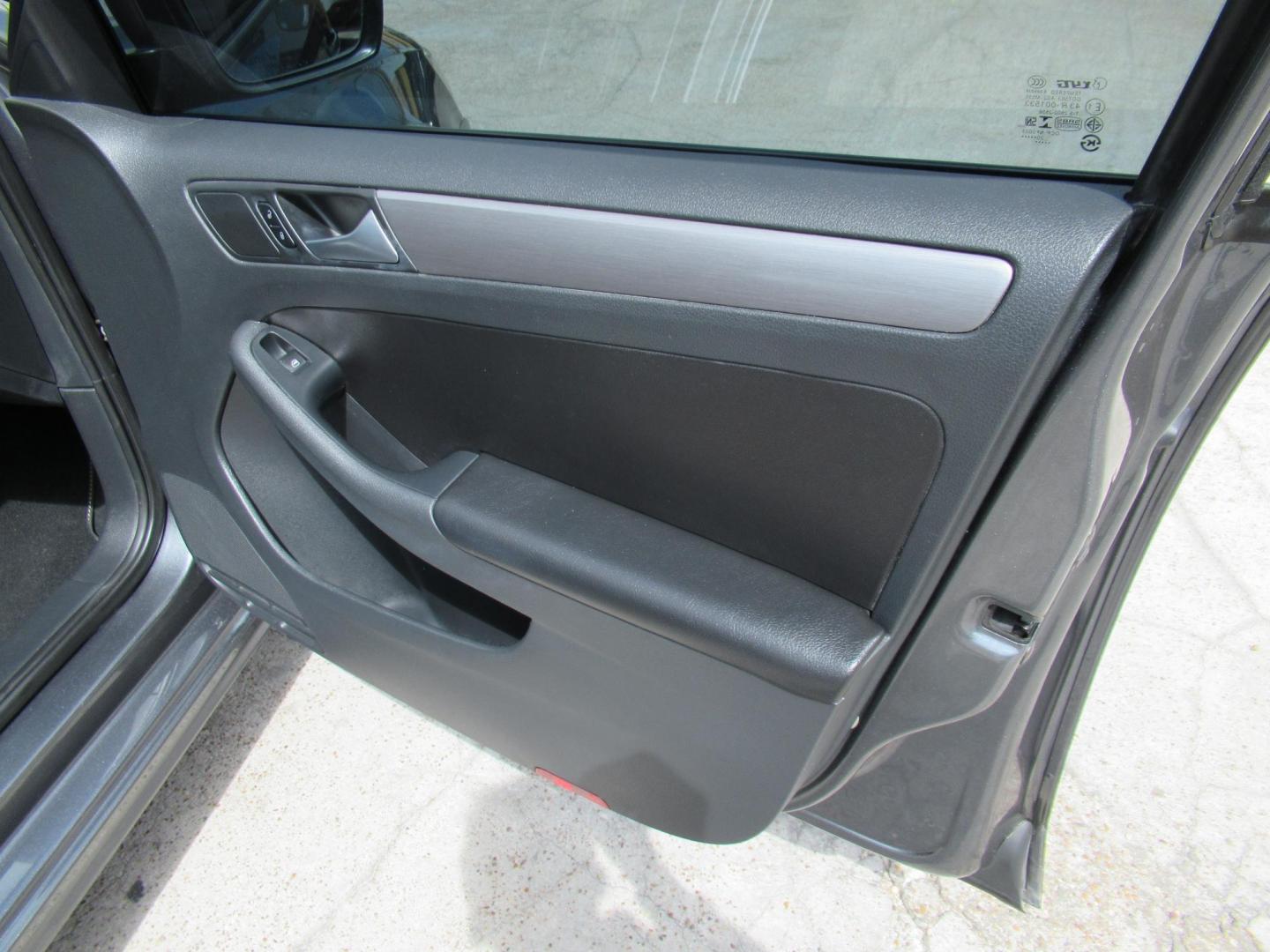 2016 Gray /Tan Volkswagen Jetta SE 6A (3VWD17AJ8GM) with an 1.8L L4 DOHC 20V engine, Automatic transmission, located at 1511 North Shepherd Dr., Houston, TX, 77008, (281) 657-1221, 29.798361, -95.412560 - 2016 VOLKSWAGEN JETTA 1.8T SPORT VIN: 3VWD17AJ8GM397444 3 V W D 1 7 A J 8 G M 3 9 7 4 4 4 SEDAN 4 DR 1.8L I4 F DOHC 16V GASOLINE FRONT WHEEL DRIVE - Photo#13