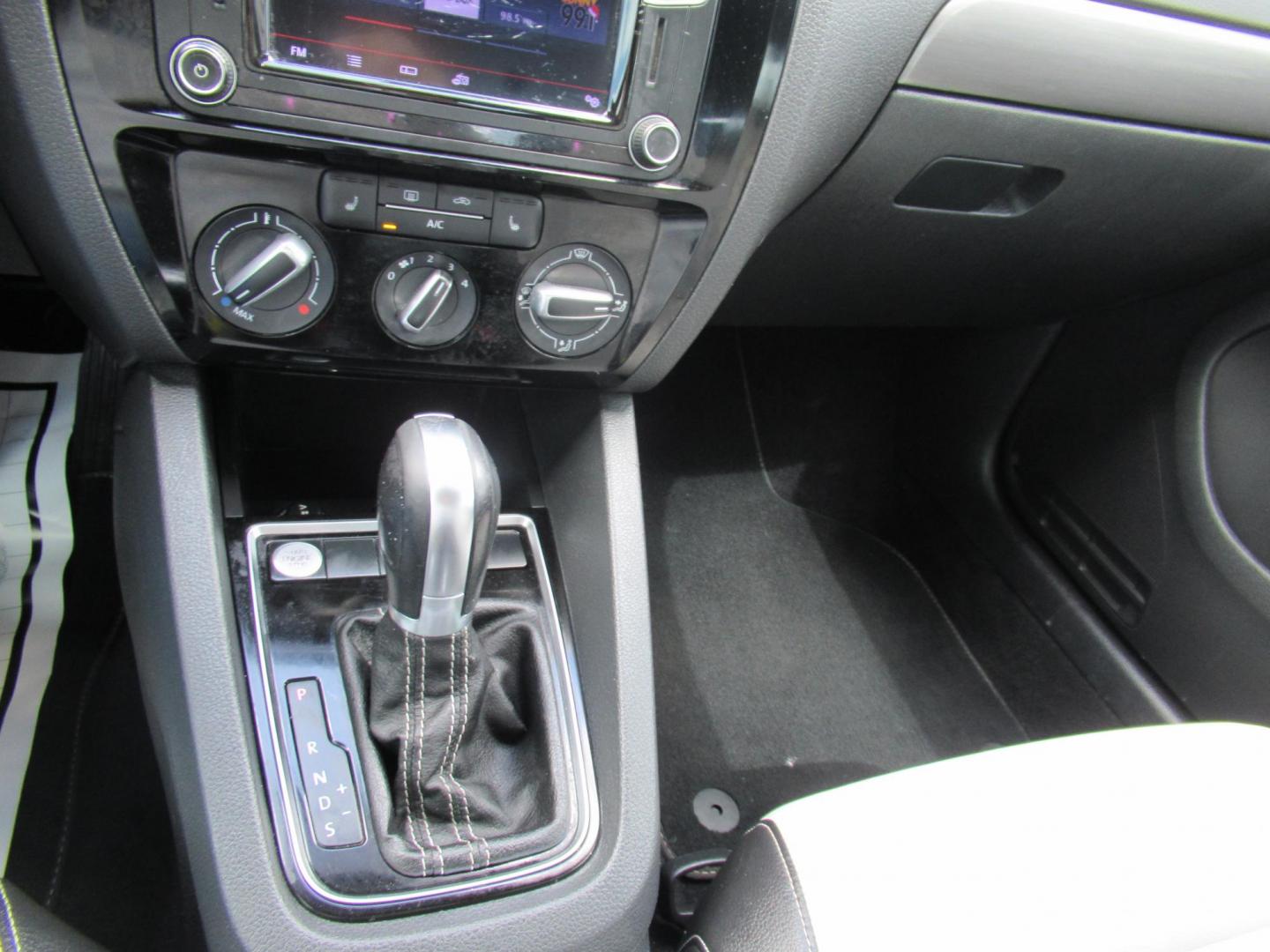 2016 Gray /Tan Volkswagen Jetta SE 6A (3VWD17AJ8GM) with an 1.8L L4 DOHC 20V engine, Automatic transmission, located at 1511 North Shepherd Dr., Houston, TX, 77008, (281) 657-1221, 29.798361, -95.412560 - 2016 VOLKSWAGEN JETTA 1.8T SPORT VIN: 3VWD17AJ8GM397444 3 V W D 1 7 A J 8 G M 3 9 7 4 4 4 SEDAN 4 DR 1.8L I4 F DOHC 16V GASOLINE FRONT WHEEL DRIVE - Photo#17