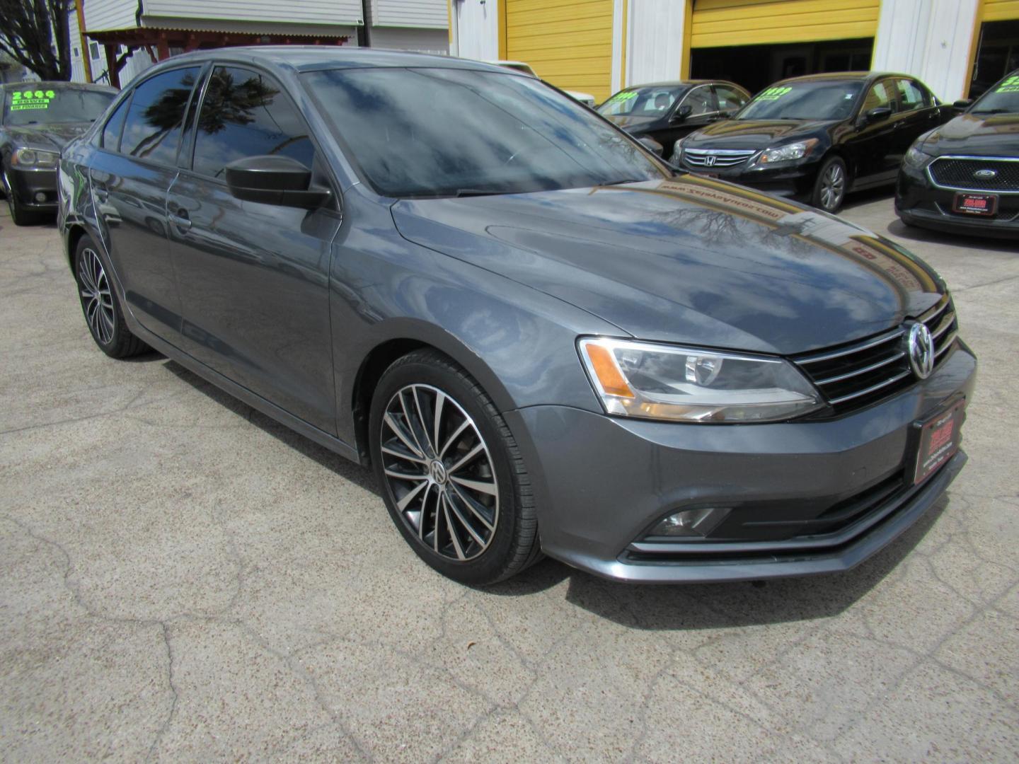 2016 Gray /Tan Volkswagen Jetta SE 6A (3VWD17AJ8GM) with an 1.8L L4 DOHC 20V engine, Automatic transmission, located at 1511 North Shepherd Dr., Houston, TX, 77008, (281) 657-1221, 29.798361, -95.412560 - 2016 VOLKSWAGEN JETTA 1.8T SPORT VIN: 3VWD17AJ8GM397444 3 V W D 1 7 A J 8 G M 3 9 7 4 4 4 SEDAN 4 DR 1.8L I4 F DOHC 16V GASOLINE FRONT WHEEL DRIVE - Photo#21