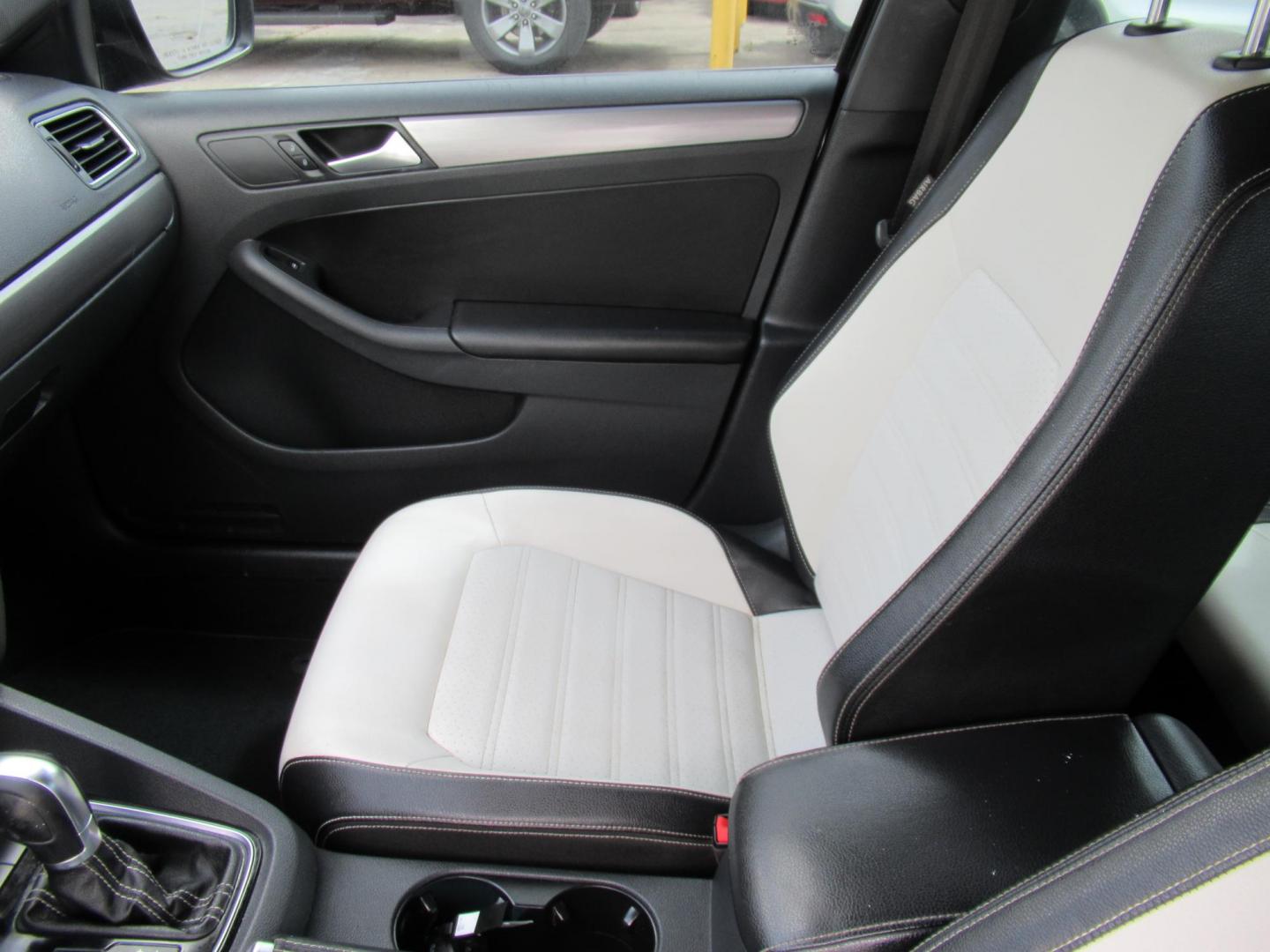 2016 Gray /Tan Volkswagen Jetta SE 6A (3VWD17AJ8GM) with an 1.8L L4 DOHC 20V engine, Automatic transmission, located at 1511 North Shepherd Dr., Houston, TX, 77008, (281) 657-1221, 29.798361, -95.412560 - 2016 VOLKSWAGEN JETTA 1.8T SPORT VIN: 3VWD17AJ8GM397444 3 V W D 1 7 A J 8 G M 3 9 7 4 4 4 SEDAN 4 DR 1.8L I4 F DOHC 16V GASOLINE FRONT WHEEL DRIVE - Photo#4