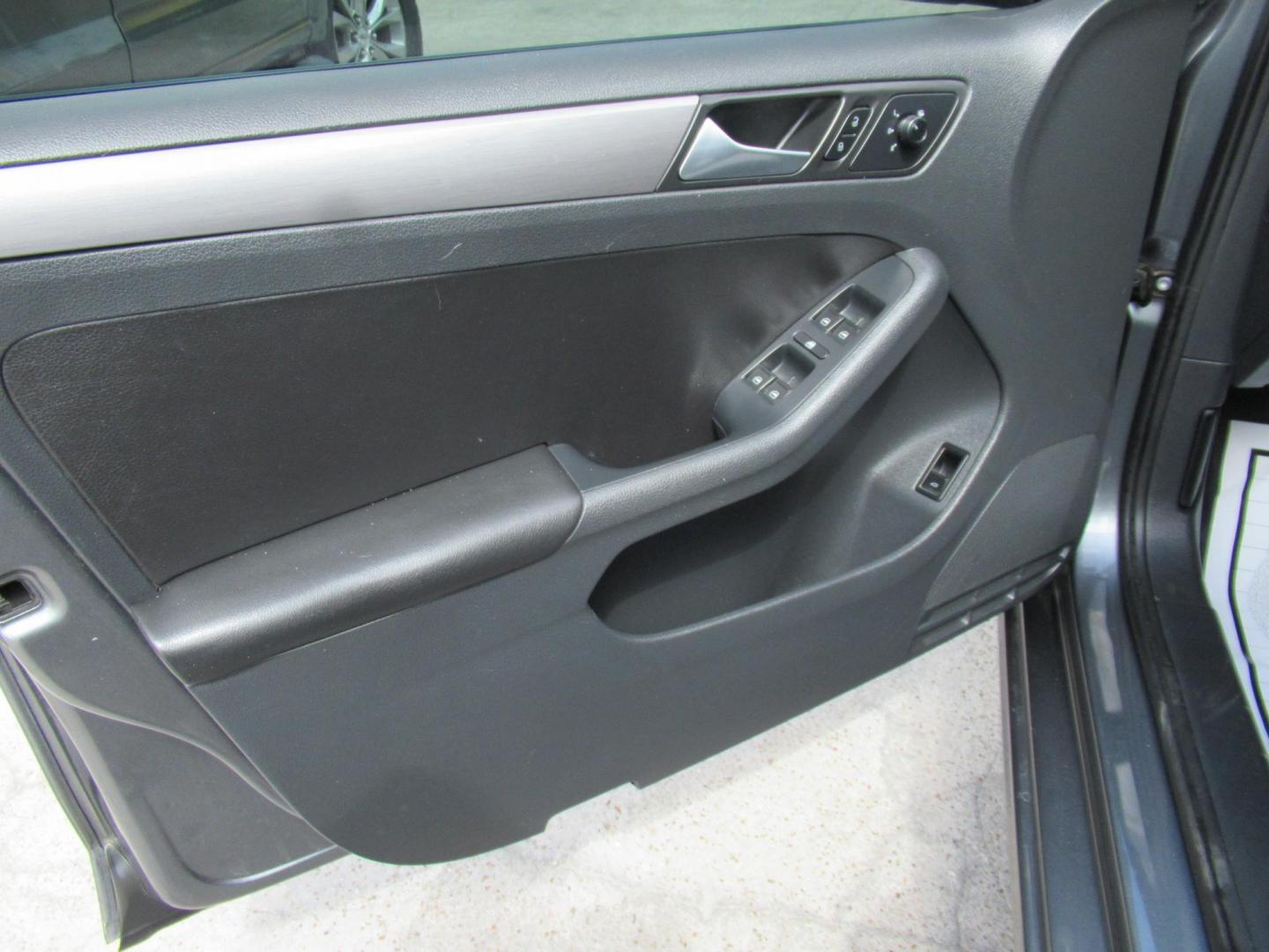 2016 Gray /Tan Volkswagen Jetta SE 6A (3VWD17AJ8GM) with an 1.8L L4 DOHC 20V engine, Automatic transmission, located at 1511 North Shepherd Dr., Houston, TX, 77008, (281) 657-1221, 29.798361, -95.412560 - 2016 VOLKSWAGEN JETTA 1.8T SPORT VIN: 3VWD17AJ8GM397444 3 V W D 1 7 A J 8 G M 3 9 7 4 4 4 SEDAN 4 DR 1.8L I4 F DOHC 16V GASOLINE FRONT WHEEL DRIVE - Photo#6