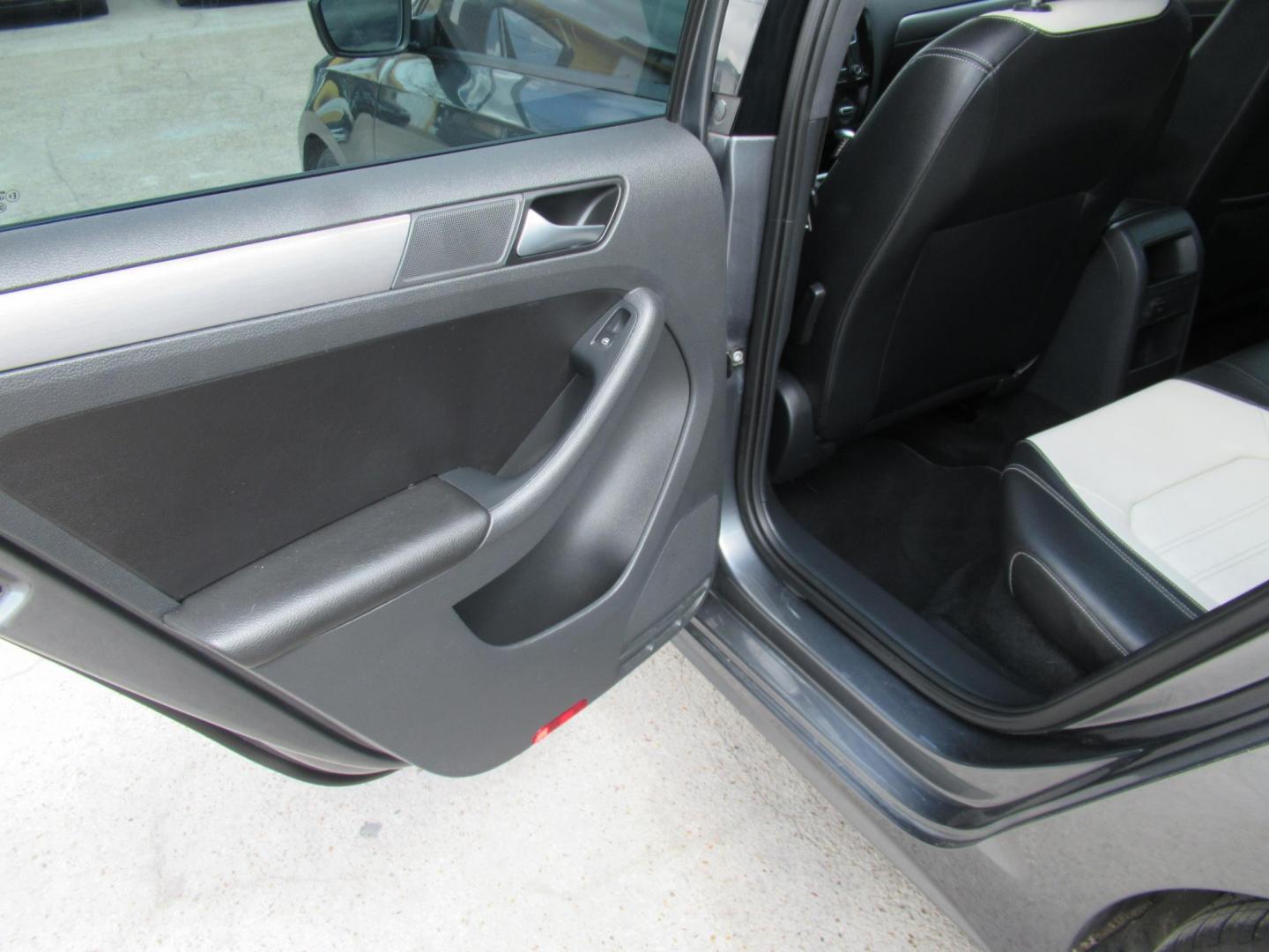 2016 Gray /Tan Volkswagen Jetta SE 6A (3VWD17AJ8GM) with an 1.8L L4 DOHC 20V engine, Automatic transmission, located at 1511 North Shepherd Dr., Houston, TX, 77008, (281) 657-1221, 29.798361, -95.412560 - 2016 VOLKSWAGEN JETTA 1.8T SPORT VIN: 3VWD17AJ8GM397444 3 V W D 1 7 A J 8 G M 3 9 7 4 4 4 SEDAN 4 DR 1.8L I4 F DOHC 16V GASOLINE FRONT WHEEL DRIVE - Photo#8