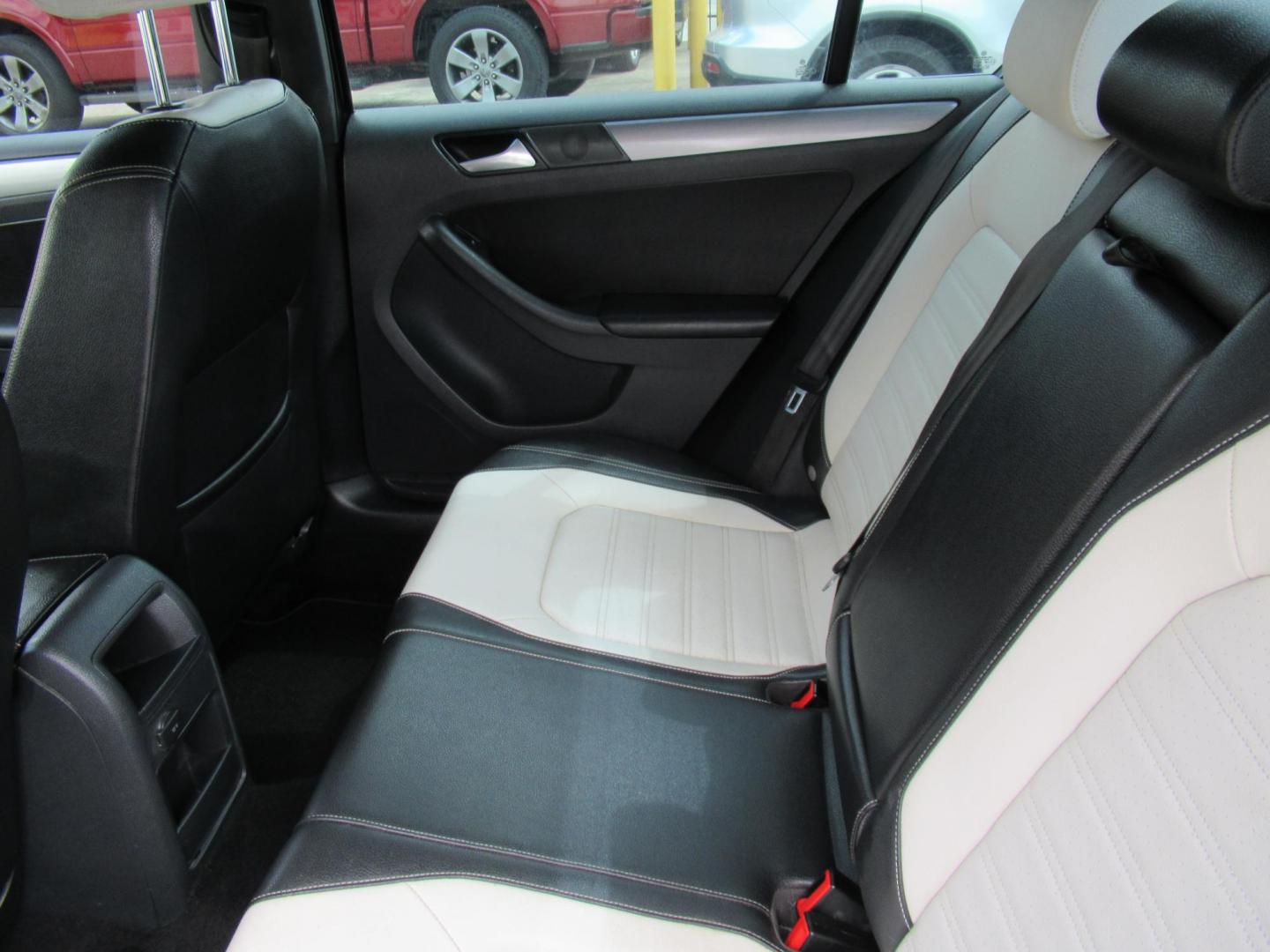 2016 Gray /Tan Volkswagen Jetta SE 6A (3VWD17AJ8GM) with an 1.8L L4 DOHC 20V engine, Automatic transmission, located at 1511 North Shepherd Dr., Houston, TX, 77008, (281) 657-1221, 29.798361, -95.412560 - 2016 VOLKSWAGEN JETTA 1.8T SPORT VIN: 3VWD17AJ8GM397444 3 V W D 1 7 A J 8 G M 3 9 7 4 4 4 SEDAN 4 DR 1.8L I4 F DOHC 16V GASOLINE FRONT WHEEL DRIVE - Photo#9