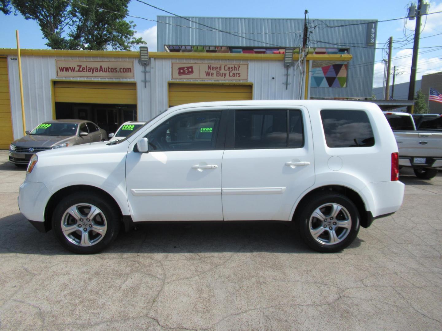 2014 White /Gray Honda Pilot EX-L 2WD AT (5FNYF3H51EB) with an 3.5L V6 SOHC 24V engine, Automatic transmission, located at 1511 North Shepherd Dr., Houston, TX, 77008, (281) 657-1221, 29.798361, -95.412560 - 2014 HONDA PILOT EX-L VIN: 5FNYF3H51EB003887 5 F N Y F 3 H 5 1 E B 0 0 3 8 8 7 4 DOOR WAGON/SPORT UTILITY 3.5L V6 F SOHC 24V GASOLINE FRONT WHEEL DRIVE - Photo#0
