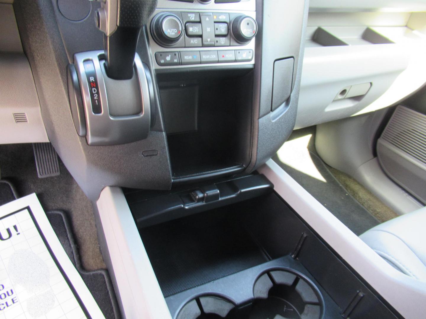 2014 White /Gray Honda Pilot EX-L 2WD AT (5FNYF3H51EB) with an 3.5L V6 SOHC 24V engine, Automatic transmission, located at 1511 North Shepherd Dr., Houston, TX, 77008, (281) 657-1221, 29.798361, -95.412560 - 2014 HONDA PILOT EX-L VIN: 5FNYF3H51EB003887 5 F N Y F 3 H 5 1 E B 0 0 3 8 8 7 4 DOOR WAGON/SPORT UTILITY 3.5L V6 F SOHC 24V GASOLINE FRONT WHEEL DRIVE - Photo#5