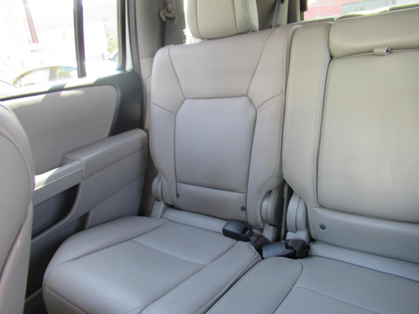 2014 White /Gray Honda Pilot EX-L 2WD AT (5FNYF3H51EB) with an 3.5L V6 SOHC 24V engine, Automatic transmission, located at 1511 North Shepherd Dr., Houston, TX, 77008, (281) 657-1221, 29.798361, -95.412560 - 2014 HONDA PILOT EX-L VIN: 5FNYF3H51EB003887 5 F N Y F 3 H 5 1 E B 0 0 3 8 8 7 4 DOOR WAGON/SPORT UTILITY 3.5L V6 F SOHC 24V GASOLINE FRONT WHEEL DRIVE - Photo#6