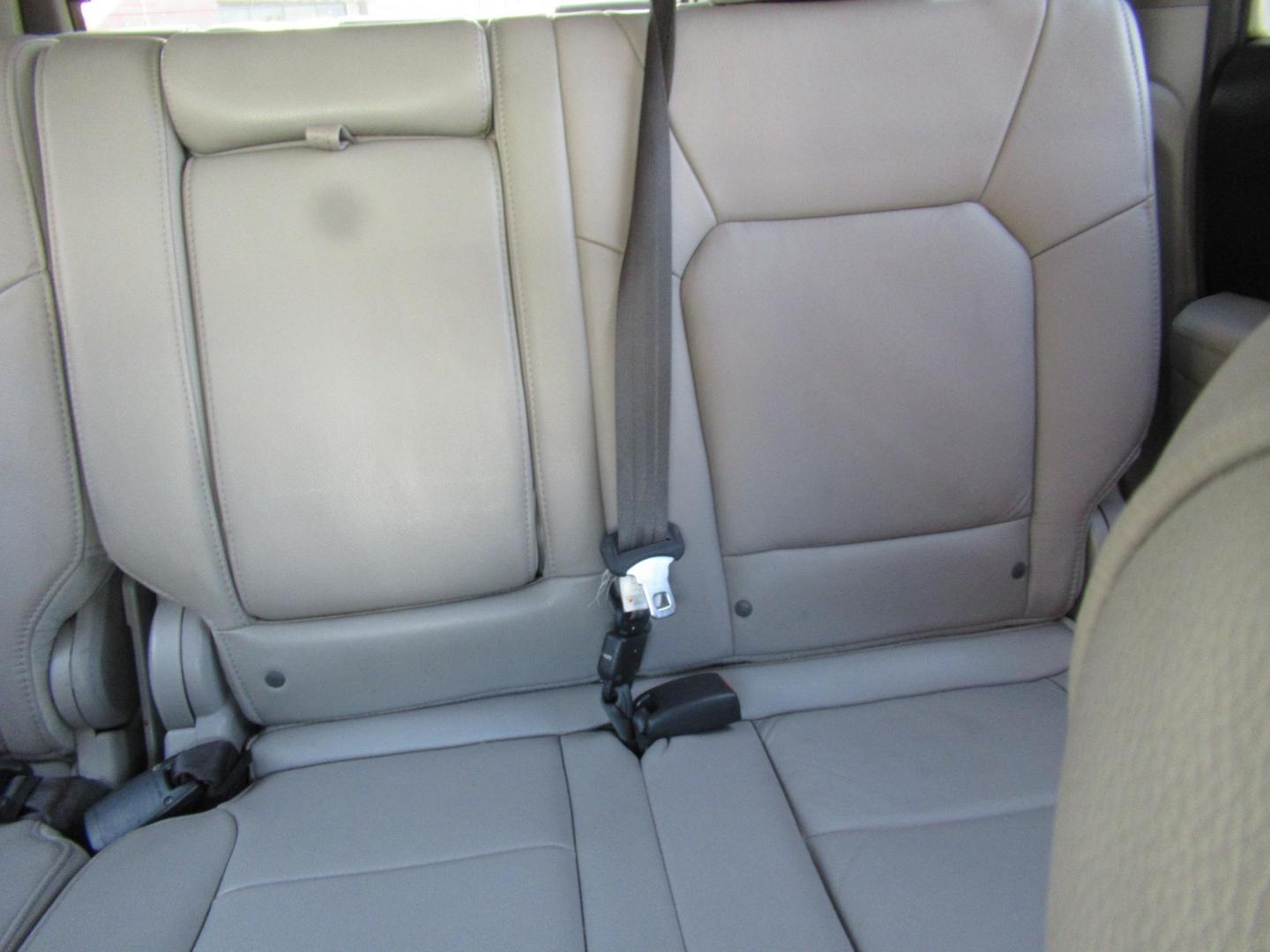2014 White /Gray Honda Pilot EX-L 2WD AT (5FNYF3H51EB) with an 3.5L V6 SOHC 24V engine, Automatic transmission, located at 1511 North Shepherd Dr., Houston, TX, 77008, (281) 657-1221, 29.798361, -95.412560 - 2014 HONDA PILOT EX-L VIN: 5FNYF3H51EB003887 5 F N Y F 3 H 5 1 E B 0 0 3 8 8 7 4 DOOR WAGON/SPORT UTILITY 3.5L V6 F SOHC 24V GASOLINE FRONT WHEEL DRIVE - Photo#7