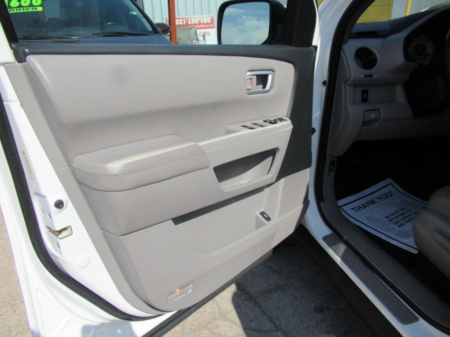2014 White /Gray Honda Pilot EX-L 2WD AT (5FNYF3H51EB) with an 3.5L V6 SOHC 24V engine, Automatic transmission, located at 1511 North Shepherd Dr., Houston, TX, 77008, (281) 657-1221, 29.798361, -95.412560 - 2014 HONDA PILOT EX-L VIN: 5FNYF3H51EB003887 5 F N Y F 3 H 5 1 E B 0 0 3 8 8 7 4 DOOR WAGON/SPORT UTILITY 3.5L V6 F SOHC 24V GASOLINE FRONT WHEEL DRIVE - Photo#9