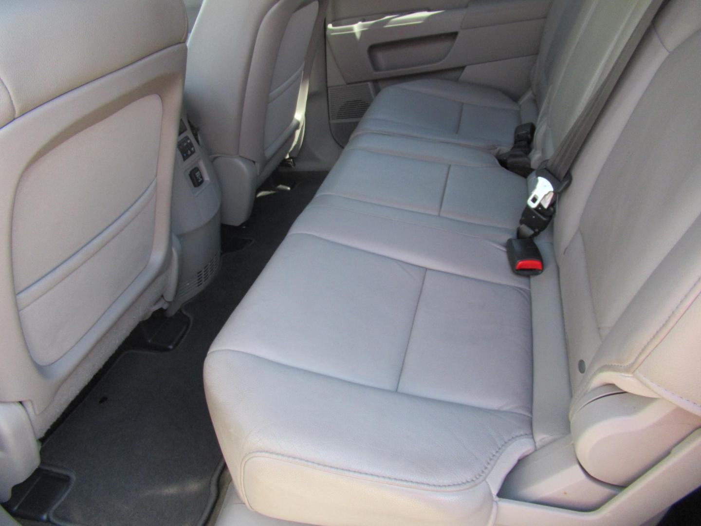 2014 White /Gray Honda Pilot EX-L 2WD AT (5FNYF3H51EB) with an 3.5L V6 SOHC 24V engine, Automatic transmission, located at 1511 North Shepherd Dr., Houston, TX, 77008, (281) 657-1221, 29.798361, -95.412560 - 2014 HONDA PILOT EX-L VIN: 5FNYF3H51EB003887 5 F N Y F 3 H 5 1 E B 0 0 3 8 8 7 4 DOOR WAGON/SPORT UTILITY 3.5L V6 F SOHC 24V GASOLINE FRONT WHEEL DRIVE - Photo#10