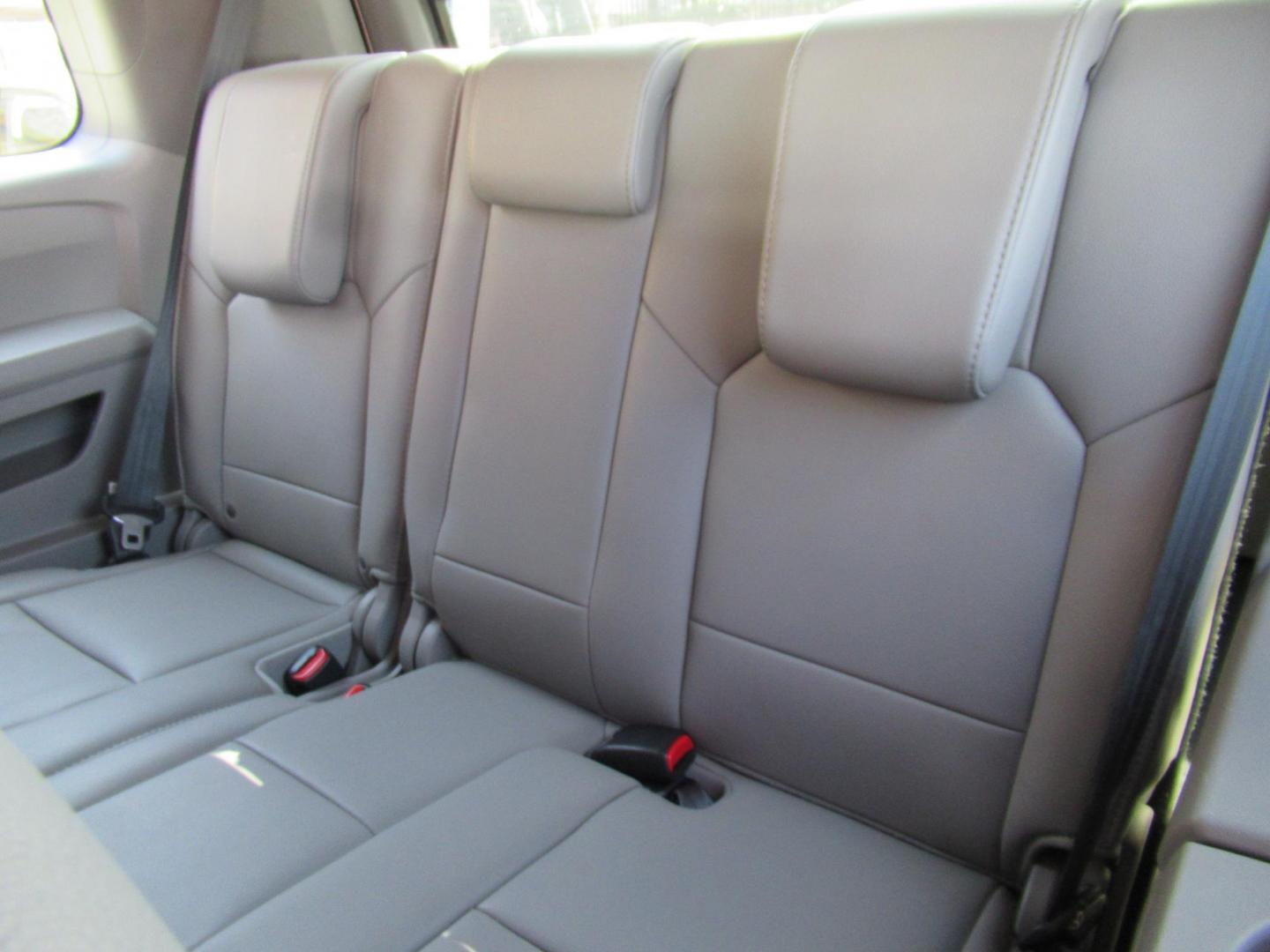 2014 White /Gray Honda Pilot EX-L 2WD AT (5FNYF3H51EB) with an 3.5L V6 SOHC 24V engine, Automatic transmission, located at 1511 North Shepherd Dr., Houston, TX, 77008, (281) 657-1221, 29.798361, -95.412560 - 2014 HONDA PILOT EX-L VIN: 5FNYF3H51EB003887 5 F N Y F 3 H 5 1 E B 0 0 3 8 8 7 4 DOOR WAGON/SPORT UTILITY 3.5L V6 F SOHC 24V GASOLINE FRONT WHEEL DRIVE - Photo#12