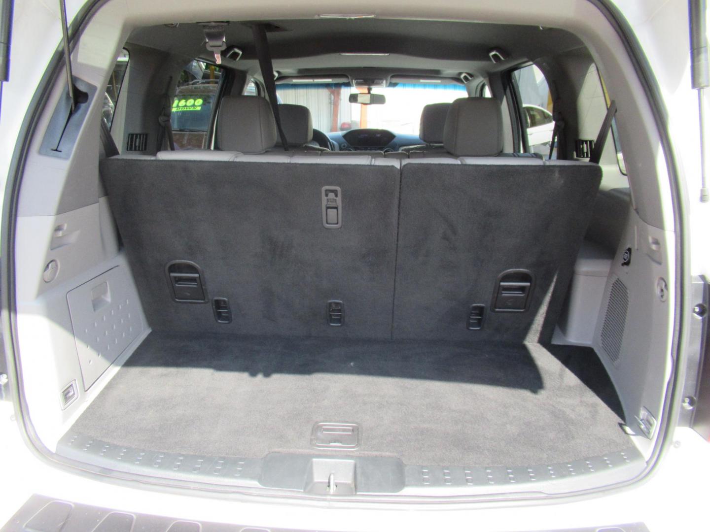 2014 White /Gray Honda Pilot EX-L 2WD AT (5FNYF3H51EB) with an 3.5L V6 SOHC 24V engine, Automatic transmission, located at 1511 North Shepherd Dr., Houston, TX, 77008, (281) 657-1221, 29.798361, -95.412560 - 2014 HONDA PILOT EX-L VIN: 5FNYF3H51EB003887 5 F N Y F 3 H 5 1 E B 0 0 3 8 8 7 4 DOOR WAGON/SPORT UTILITY 3.5L V6 F SOHC 24V GASOLINE FRONT WHEEL DRIVE - Photo#14