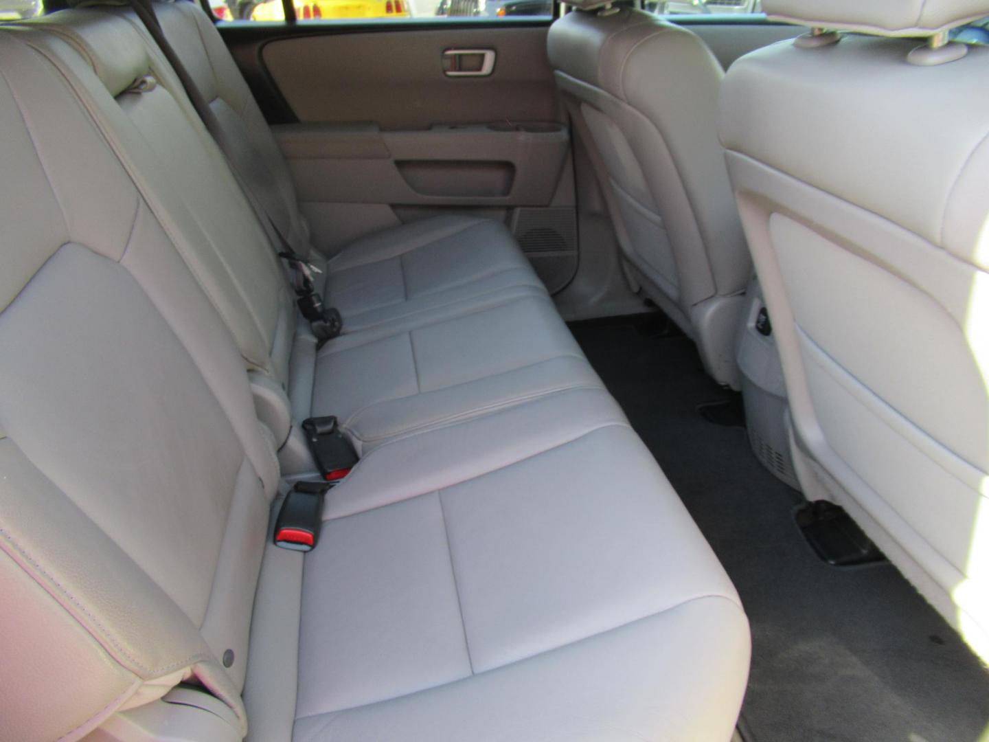 2014 White /Gray Honda Pilot EX-L 2WD AT (5FNYF3H51EB) with an 3.5L V6 SOHC 24V engine, Automatic transmission, located at 1511 North Shepherd Dr., Houston, TX, 77008, (281) 657-1221, 29.798361, -95.412560 - 2014 HONDA PILOT EX-L VIN: 5FNYF3H51EB003887 5 F N Y F 3 H 5 1 E B 0 0 3 8 8 7 4 DOOR WAGON/SPORT UTILITY 3.5L V6 F SOHC 24V GASOLINE FRONT WHEEL DRIVE - Photo#15