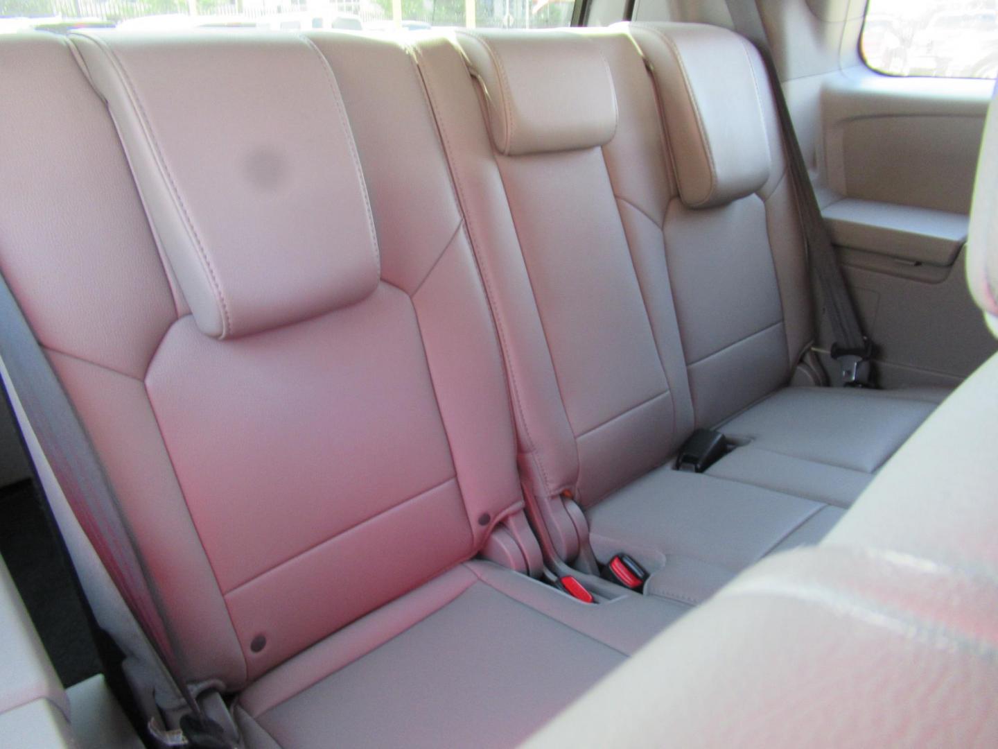 2014 White /Gray Honda Pilot EX-L 2WD AT (5FNYF3H51EB) with an 3.5L V6 SOHC 24V engine, Automatic transmission, located at 1511 North Shepherd Dr., Houston, TX, 77008, (281) 657-1221, 29.798361, -95.412560 - 2014 HONDA PILOT EX-L VIN: 5FNYF3H51EB003887 5 F N Y F 3 H 5 1 E B 0 0 3 8 8 7 4 DOOR WAGON/SPORT UTILITY 3.5L V6 F SOHC 24V GASOLINE FRONT WHEEL DRIVE - Photo#16
