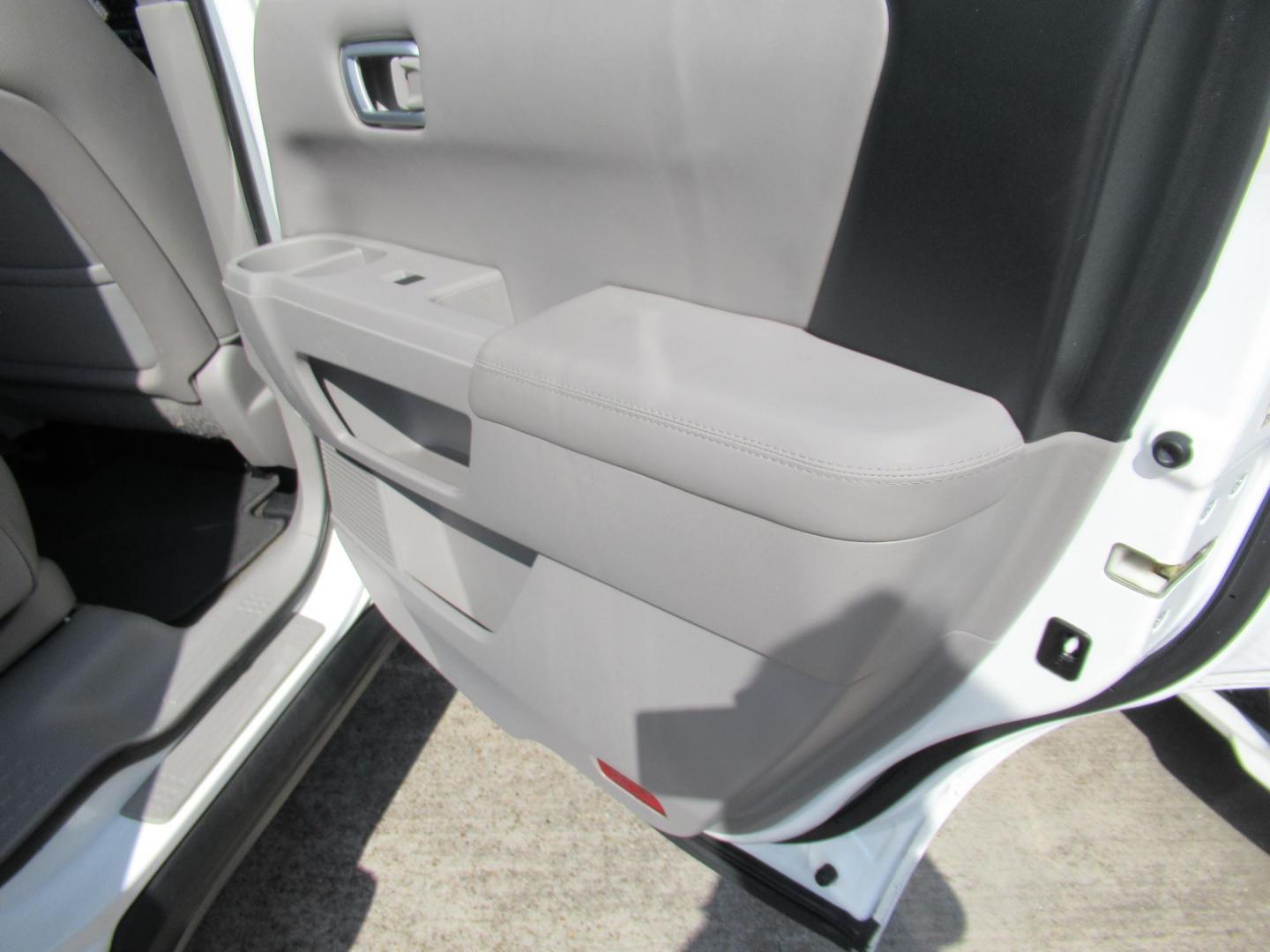 2014 White /Gray Honda Pilot EX-L 2WD AT (5FNYF3H51EB) with an 3.5L V6 SOHC 24V engine, Automatic transmission, located at 1511 North Shepherd Dr., Houston, TX, 77008, (281) 657-1221, 29.798361, -95.412560 - 2014 HONDA PILOT EX-L VIN: 5FNYF3H51EB003887 5 F N Y F 3 H 5 1 E B 0 0 3 8 8 7 4 DOOR WAGON/SPORT UTILITY 3.5L V6 F SOHC 24V GASOLINE FRONT WHEEL DRIVE - Photo#18