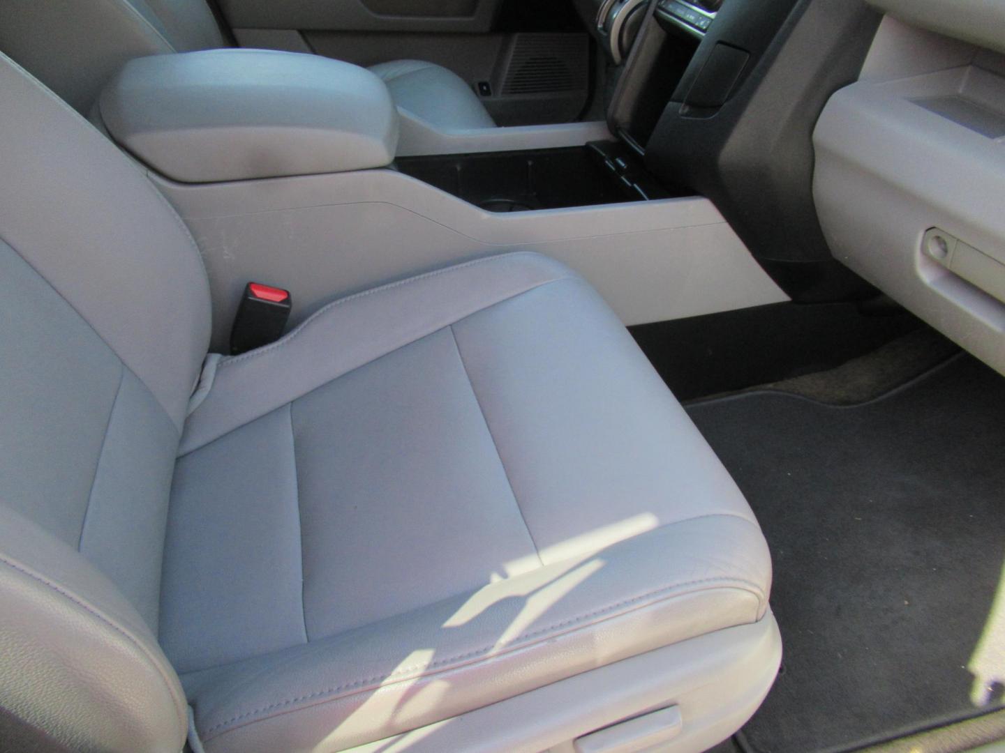 2014 White /Gray Honda Pilot EX-L 2WD AT (5FNYF3H51EB) with an 3.5L V6 SOHC 24V engine, Automatic transmission, located at 1511 North Shepherd Dr., Houston, TX, 77008, (281) 657-1221, 29.798361, -95.412560 - 2014 HONDA PILOT EX-L VIN: 5FNYF3H51EB003887 5 F N Y F 3 H 5 1 E B 0 0 3 8 8 7 4 DOOR WAGON/SPORT UTILITY 3.5L V6 F SOHC 24V GASOLINE FRONT WHEEL DRIVE - Photo#19