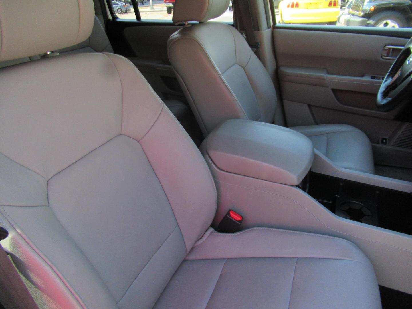 2014 White /Gray Honda Pilot EX-L 2WD AT (5FNYF3H51EB) with an 3.5L V6 SOHC 24V engine, Automatic transmission, located at 1511 North Shepherd Dr., Houston, TX, 77008, (281) 657-1221, 29.798361, -95.412560 - 2014 HONDA PILOT EX-L VIN: 5FNYF3H51EB003887 5 F N Y F 3 H 5 1 E B 0 0 3 8 8 7 4 DOOR WAGON/SPORT UTILITY 3.5L V6 F SOHC 24V GASOLINE FRONT WHEEL DRIVE - Photo#20