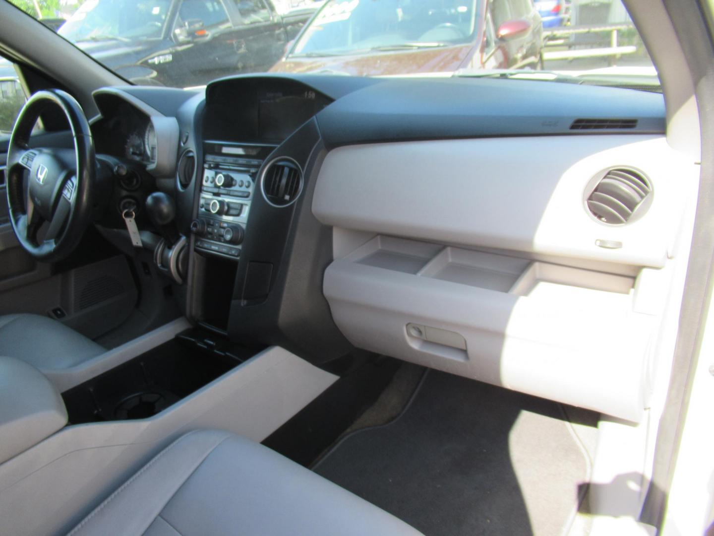 2014 White /Gray Honda Pilot EX-L 2WD AT (5FNYF3H51EB) with an 3.5L V6 SOHC 24V engine, Automatic transmission, located at 1511 North Shepherd Dr., Houston, TX, 77008, (281) 657-1221, 29.798361, -95.412560 - 2014 HONDA PILOT EX-L VIN: 5FNYF3H51EB003887 5 F N Y F 3 H 5 1 E B 0 0 3 8 8 7 4 DOOR WAGON/SPORT UTILITY 3.5L V6 F SOHC 24V GASOLINE FRONT WHEEL DRIVE - Photo#21