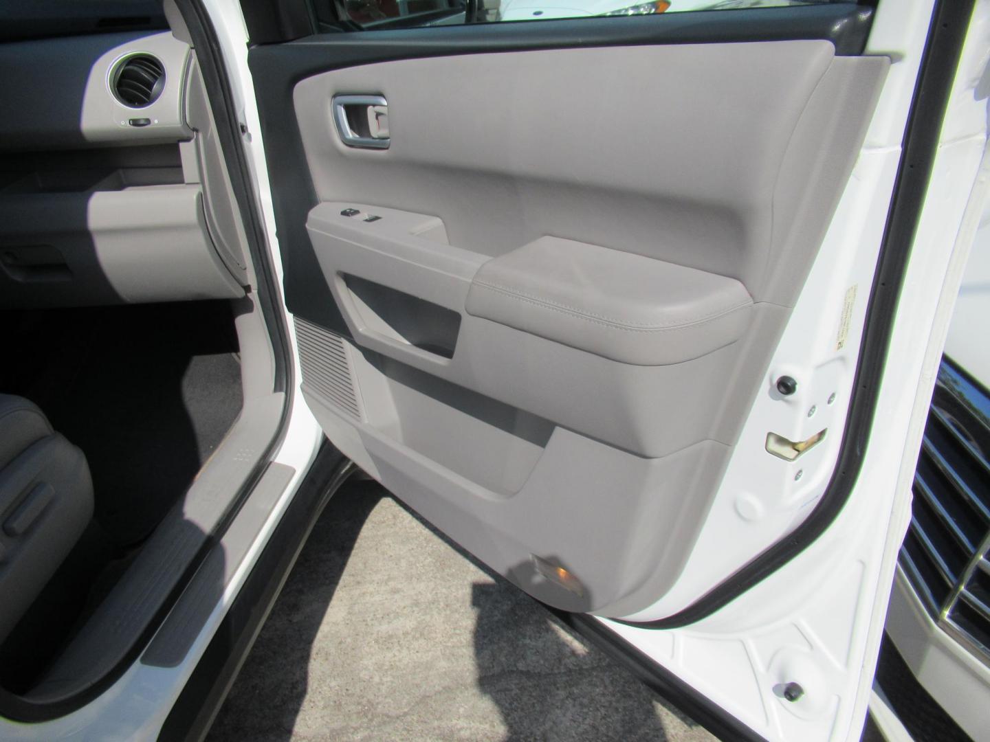 2014 White /Gray Honda Pilot EX-L 2WD AT (5FNYF3H51EB) with an 3.5L V6 SOHC 24V engine, Automatic transmission, located at 1511 North Shepherd Dr., Houston, TX, 77008, (281) 657-1221, 29.798361, -95.412560 - 2014 HONDA PILOT EX-L VIN: 5FNYF3H51EB003887 5 F N Y F 3 H 5 1 E B 0 0 3 8 8 7 4 DOOR WAGON/SPORT UTILITY 3.5L V6 F SOHC 24V GASOLINE FRONT WHEEL DRIVE - Photo#22