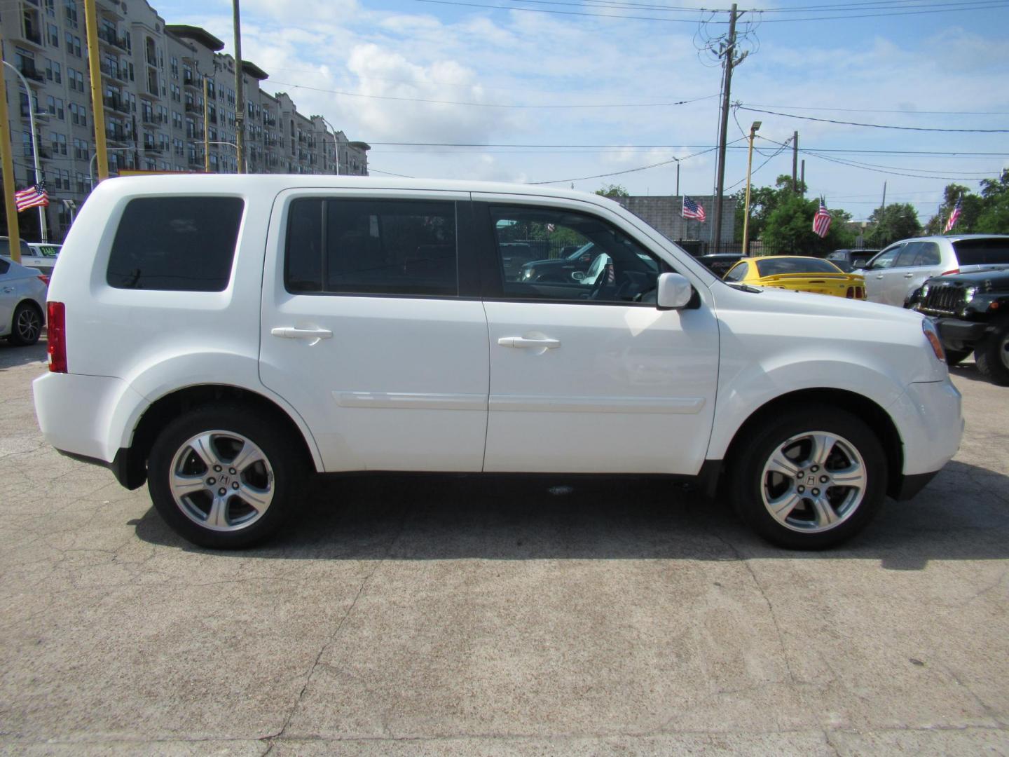2014 White /Gray Honda Pilot EX-L 2WD AT (5FNYF3H51EB) with an 3.5L V6 SOHC 24V engine, Automatic transmission, located at 1511 North Shepherd Dr., Houston, TX, 77008, (281) 657-1221, 29.798361, -95.412560 - 2014 HONDA PILOT EX-L VIN: 5FNYF3H51EB003887 5 F N Y F 3 H 5 1 E B 0 0 3 8 8 7 4 DOOR WAGON/SPORT UTILITY 3.5L V6 F SOHC 24V GASOLINE FRONT WHEEL DRIVE - Photo#28