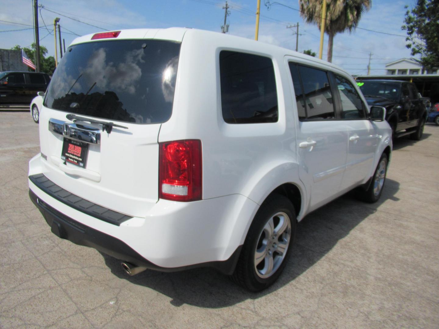 2014 White /Gray Honda Pilot EX-L 2WD AT (5FNYF3H51EB) with an 3.5L V6 SOHC 24V engine, Automatic transmission, located at 1511 North Shepherd Dr., Houston, TX, 77008, (281) 657-1221, 29.798361, -95.412560 - 2014 HONDA PILOT EX-L VIN: 5FNYF3H51EB003887 5 F N Y F 3 H 5 1 E B 0 0 3 8 8 7 4 DOOR WAGON/SPORT UTILITY 3.5L V6 F SOHC 24V GASOLINE FRONT WHEEL DRIVE - Photo#29