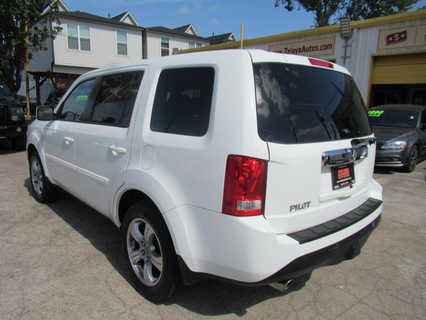 2014 White /Gray Honda Pilot EX-L 2WD AT (5FNYF3H51EB) with an 3.5L V6 SOHC 24V engine, Automatic transmission, located at 1511 North Shepherd Dr., Houston, TX, 77008, (281) 657-1221, 29.798361, -95.412560 - 2014 HONDA PILOT EX-L VIN: 5FNYF3H51EB003887 5 F N Y F 3 H 5 1 E B 0 0 3 8 8 7 4 DOOR WAGON/SPORT UTILITY 3.5L V6 F SOHC 24V GASOLINE FRONT WHEEL DRIVE - Photo#31