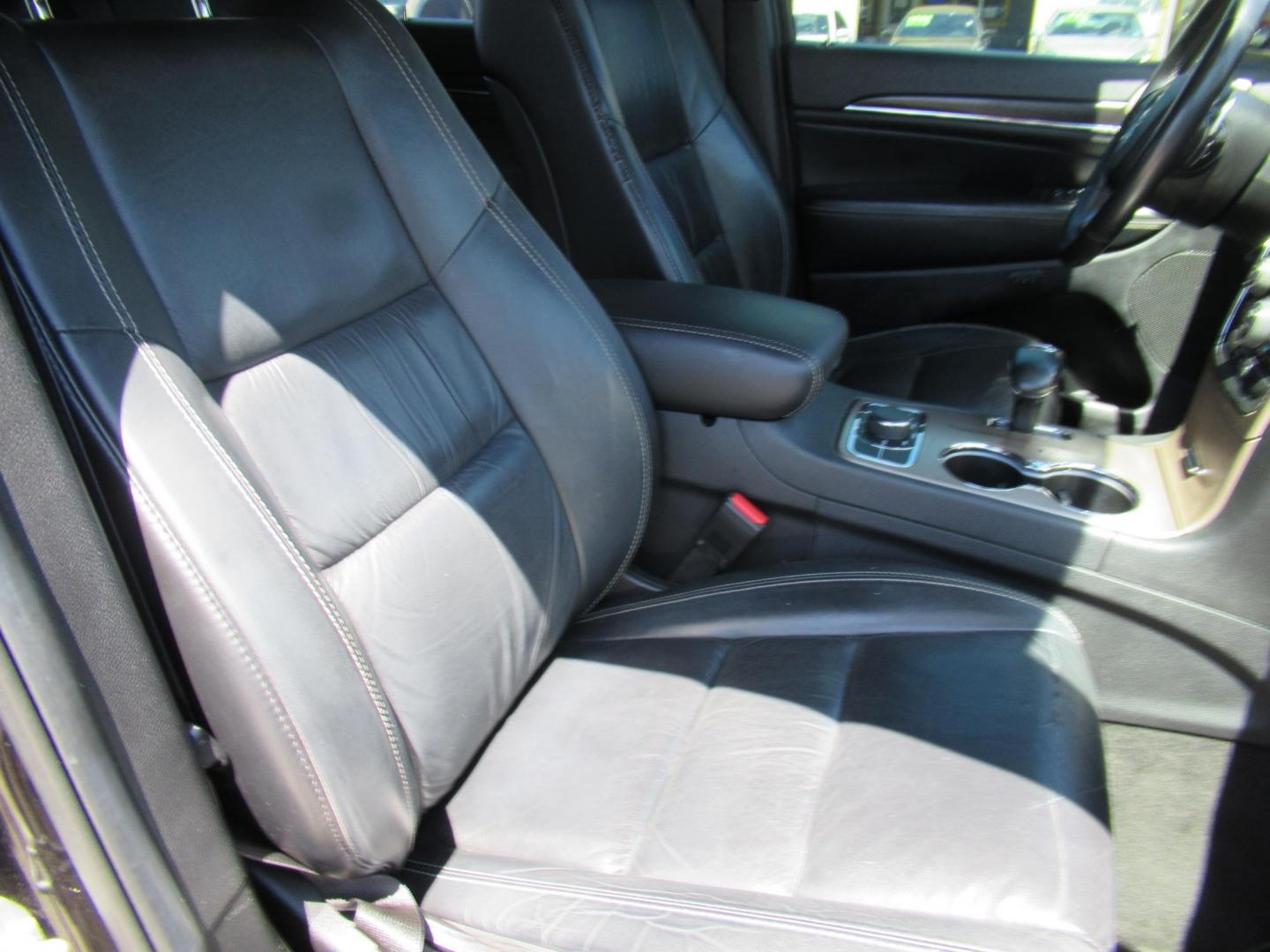 2015 Black /Black Jeep Grand Cherokee Limited 4WD (1C4RJFBG7FC) with an 3.6L V6 DOHC 24V engine, 8-Speed Automatic transmission, located at 1511 North Shepherd Dr., Houston, TX, 77008, (281) 657-1221, 29.798361, -95.412560 - 2015 JEEP GRAND CHEROKEE LIMITED VIN: 1C4RJFBG7FC653854 1 C 4 R J F B G 7 F C 6 5 3 8 5 4 4 DOOR WAGON/SPORT UTILITY 3.6L V6 F DOHC 24V GASOLINE REAR WHEEL DRIVE W/ 4X4 - Photo#9