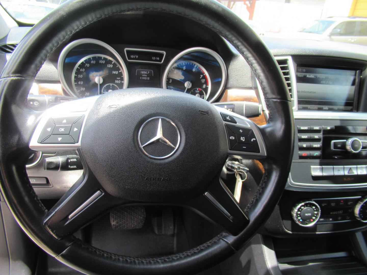 2014 Black /Black Mercedes-Benz M-Class ML350 4MATIC (4JGDA5HB4EA) with an 3.5L V6 DOHC 24V engine, 7-Speed Automatic transmission, located at 1511 North Shepherd Dr., Houston, TX, 77008, (281) 657-1221, 29.798361, -95.412560 - 2014 MERCEDES-BENZ M-CLASS ML 350 4MATIC VIN: 4JGDA5HB4EA354649 4 J G D A 5 H B 4 E A 3 5 4 6 4 9 4 DOOR WAGON/SPORT UTILITY 3.5L V6 F DOHC 24V GASOLINE ALL WHEEL DRIVE - Photo#2