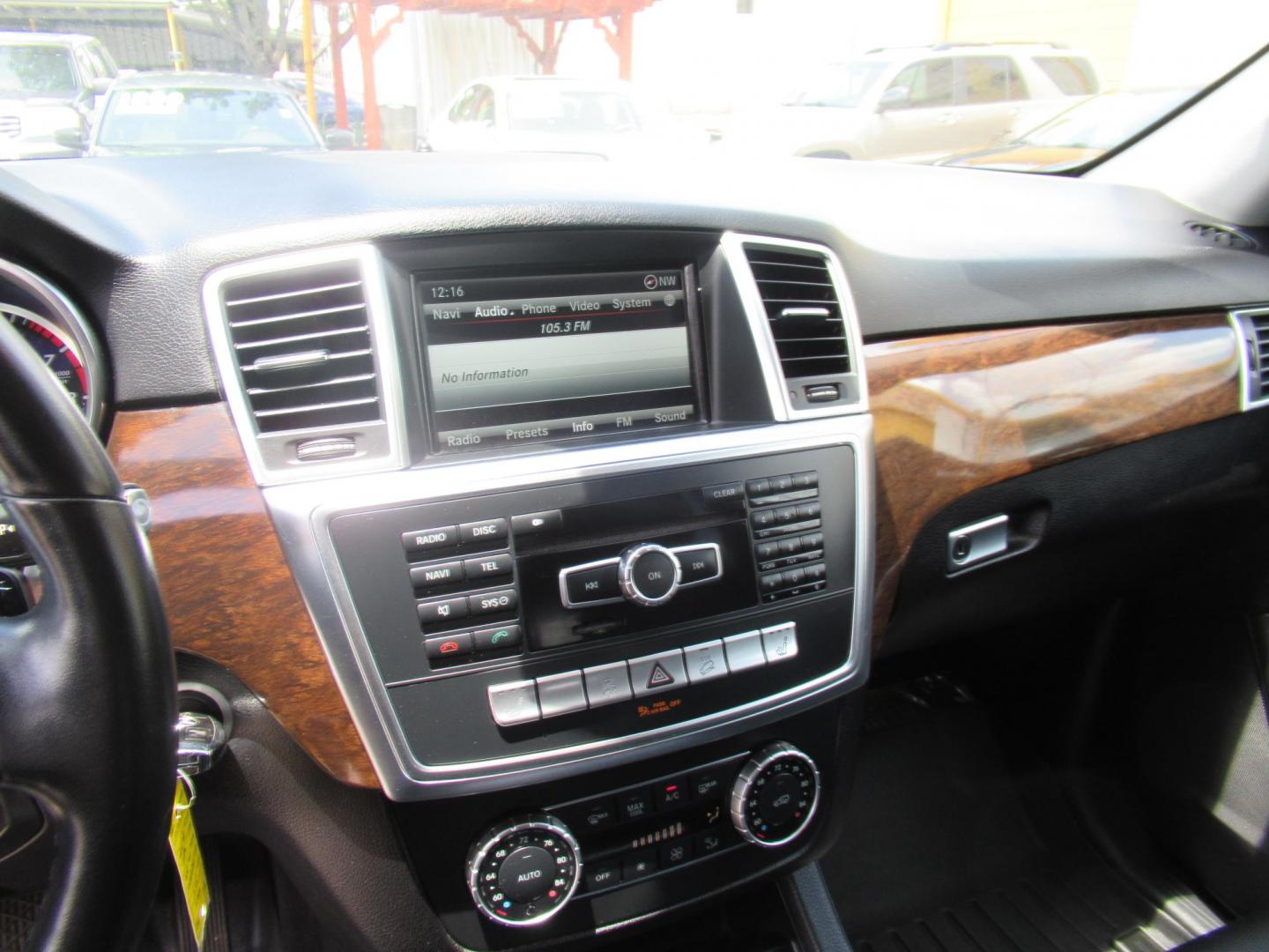 2014 Black /Black Mercedes-Benz M-Class ML350 4MATIC (4JGDA5HB4EA) with an 3.5L V6 DOHC 24V engine, 7-Speed Automatic transmission, located at 1511 North Shepherd Dr., Houston, TX, 77008, (281) 657-1221, 29.798361, -95.412560 - 2014 MERCEDES-BENZ M-CLASS ML 350 4MATIC VIN: 4JGDA5HB4EA354649 4 J G D A 5 H B 4 E A 3 5 4 6 4 9 4 DOOR WAGON/SPORT UTILITY 3.5L V6 F DOHC 24V GASOLINE ALL WHEEL DRIVE - Photo#3