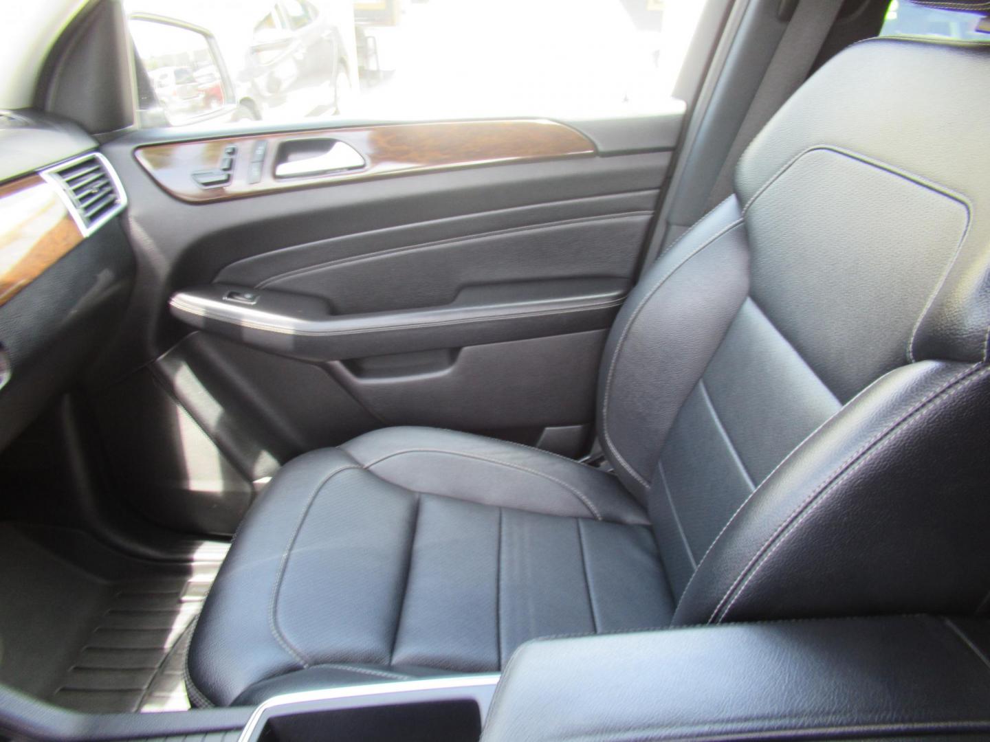 2014 Black /Black Mercedes-Benz M-Class ML350 4MATIC (4JGDA5HB4EA) with an 3.5L V6 DOHC 24V engine, 7-Speed Automatic transmission, located at 1511 North Shepherd Dr., Houston, TX, 77008, (281) 657-1221, 29.798361, -95.412560 - 2014 MERCEDES-BENZ M-CLASS ML 350 4MATIC VIN: 4JGDA5HB4EA354649 4 J G D A 5 H B 4 E A 3 5 4 6 4 9 4 DOOR WAGON/SPORT UTILITY 3.5L V6 F DOHC 24V GASOLINE ALL WHEEL DRIVE - Photo#5