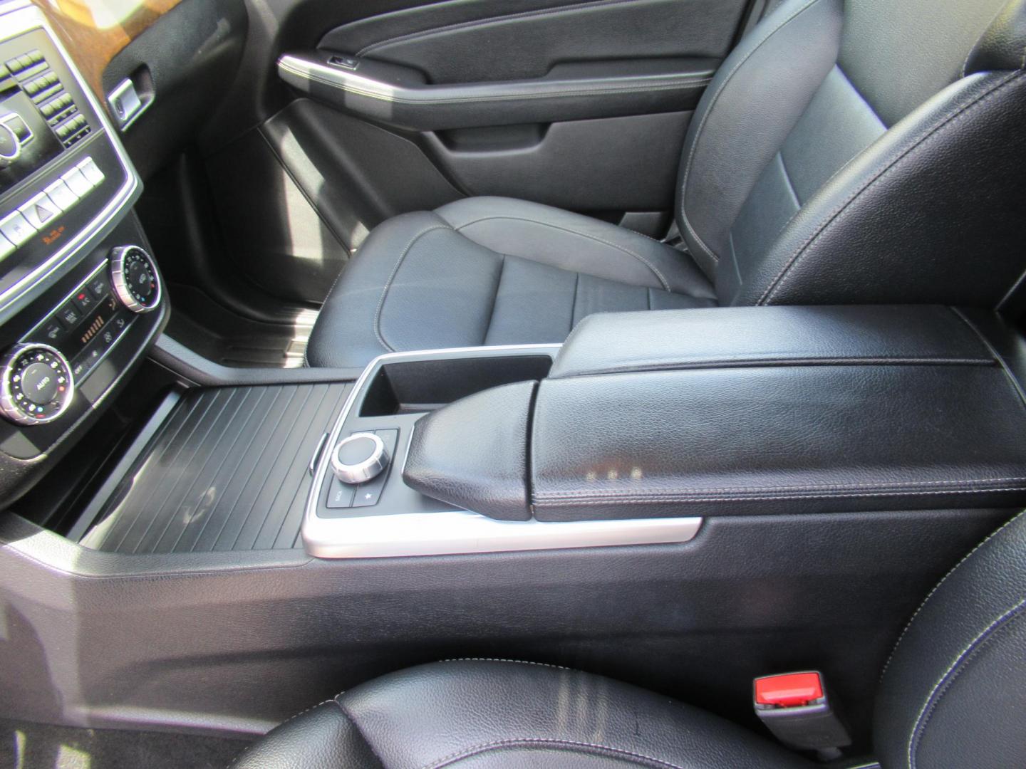 2014 Black /Black Mercedes-Benz M-Class ML350 4MATIC (4JGDA5HB4EA) with an 3.5L V6 DOHC 24V engine, 7-Speed Automatic transmission, located at 1511 North Shepherd Dr., Houston, TX, 77008, (281) 657-1221, 29.798361, -95.412560 - 2014 MERCEDES-BENZ M-CLASS ML 350 4MATIC VIN: 4JGDA5HB4EA354649 4 J G D A 5 H B 4 E A 3 5 4 6 4 9 4 DOOR WAGON/SPORT UTILITY 3.5L V6 F DOHC 24V GASOLINE ALL WHEEL DRIVE - Photo#4