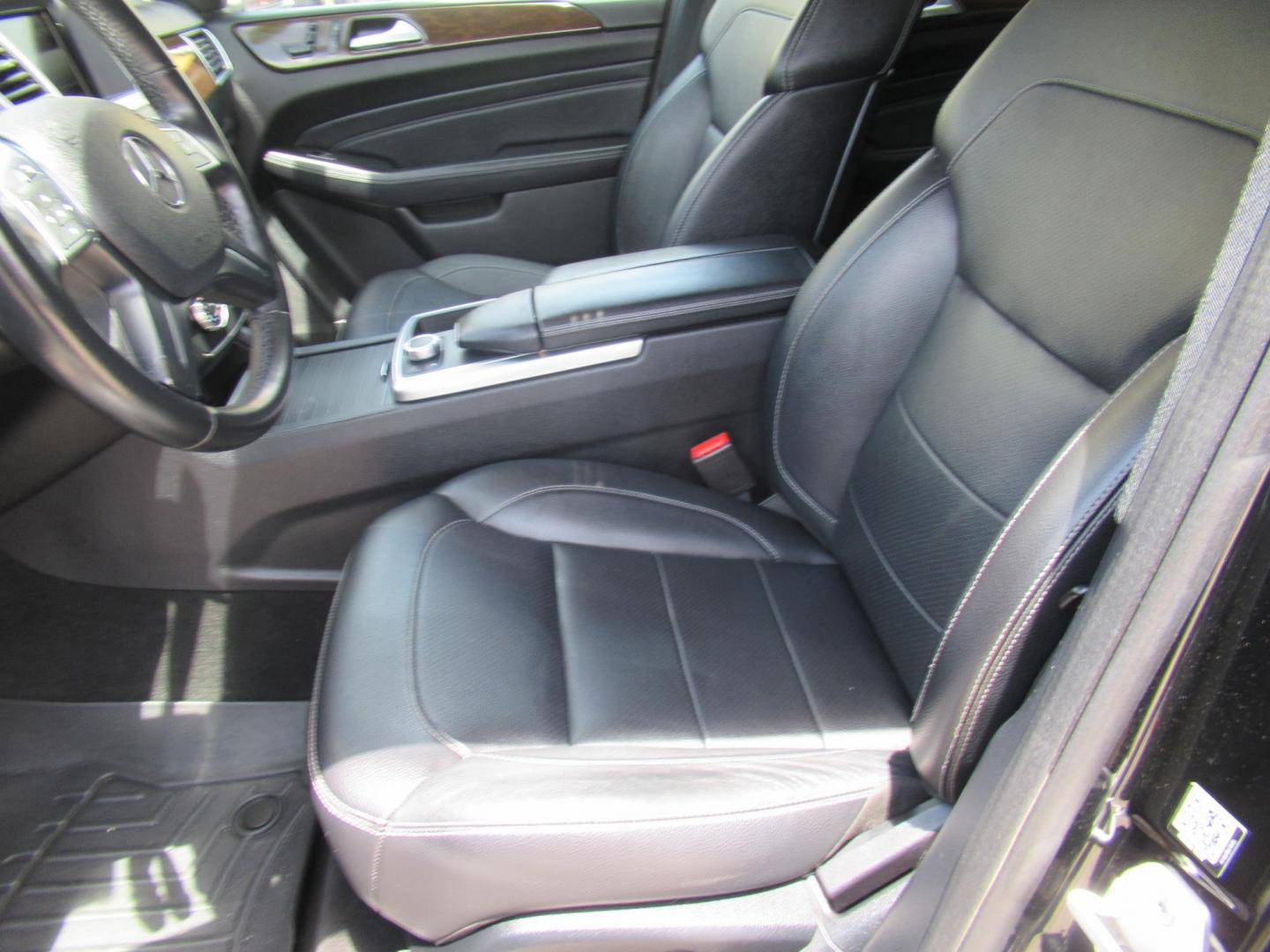 2014 Black /Black Mercedes-Benz M-Class ML350 4MATIC (4JGDA5HB4EA) with an 3.5L V6 DOHC 24V engine, 7-Speed Automatic transmission, located at 1511 North Shepherd Dr., Houston, TX, 77008, (281) 657-1221, 29.798361, -95.412560 - 2014 MERCEDES-BENZ M-CLASS ML 350 4MATIC VIN: 4JGDA5HB4EA354649 4 J G D A 5 H B 4 E A 3 5 4 6 4 9 4 DOOR WAGON/SPORT UTILITY 3.5L V6 F DOHC 24V GASOLINE ALL WHEEL DRIVE - Photo#7
