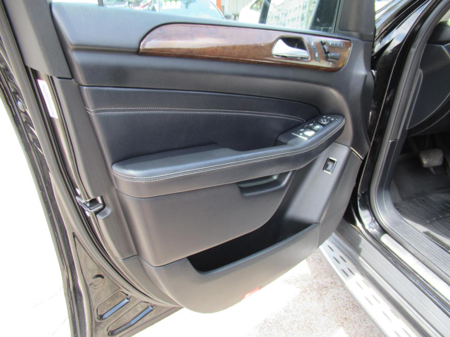 2014 Black /Black Mercedes-Benz M-Class ML350 4MATIC (4JGDA5HB4EA) with an 3.5L V6 DOHC 24V engine, 7-Speed Automatic transmission, located at 1511 North Shepherd Dr., Houston, TX, 77008, (281) 657-1221, 29.798361, -95.412560 - 2014 MERCEDES-BENZ M-CLASS ML 350 4MATIC VIN: 4JGDA5HB4EA354649 4 J G D A 5 H B 4 E A 3 5 4 6 4 9 4 DOOR WAGON/SPORT UTILITY 3.5L V6 F DOHC 24V GASOLINE ALL WHEEL DRIVE - Photo#8