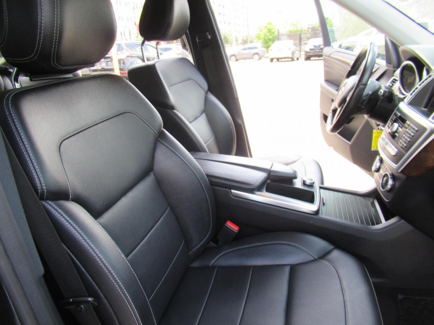 2014 Black /Black Mercedes-Benz M-Class ML350 4MATIC (4JGDA5HB4EA) with an 3.5L V6 DOHC 24V engine, 7-Speed Automatic transmission, located at 1511 North Shepherd Dr., Houston, TX, 77008, (281) 657-1221, 29.798361, -95.412560 - 2014 MERCEDES-BENZ M-CLASS ML 350 4MATIC VIN: 4JGDA5HB4EA354649 4 J G D A 5 H B 4 E A 3 5 4 6 4 9 4 DOOR WAGON/SPORT UTILITY 3.5L V6 F DOHC 24V GASOLINE ALL WHEEL DRIVE - Photo#15