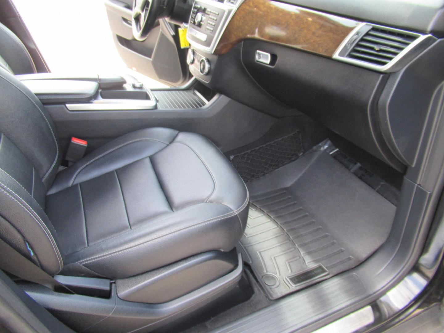 2014 Black /Black Mercedes-Benz M-Class ML350 4MATIC (4JGDA5HB4EA) with an 3.5L V6 DOHC 24V engine, 7-Speed Automatic transmission, located at 1511 North Shepherd Dr., Houston, TX, 77008, (281) 657-1221, 29.798361, -95.412560 - 2014 MERCEDES-BENZ M-CLASS ML 350 4MATIC VIN: 4JGDA5HB4EA354649 4 J G D A 5 H B 4 E A 3 5 4 6 4 9 4 DOOR WAGON/SPORT UTILITY 3.5L V6 F DOHC 24V GASOLINE ALL WHEEL DRIVE - Photo#14