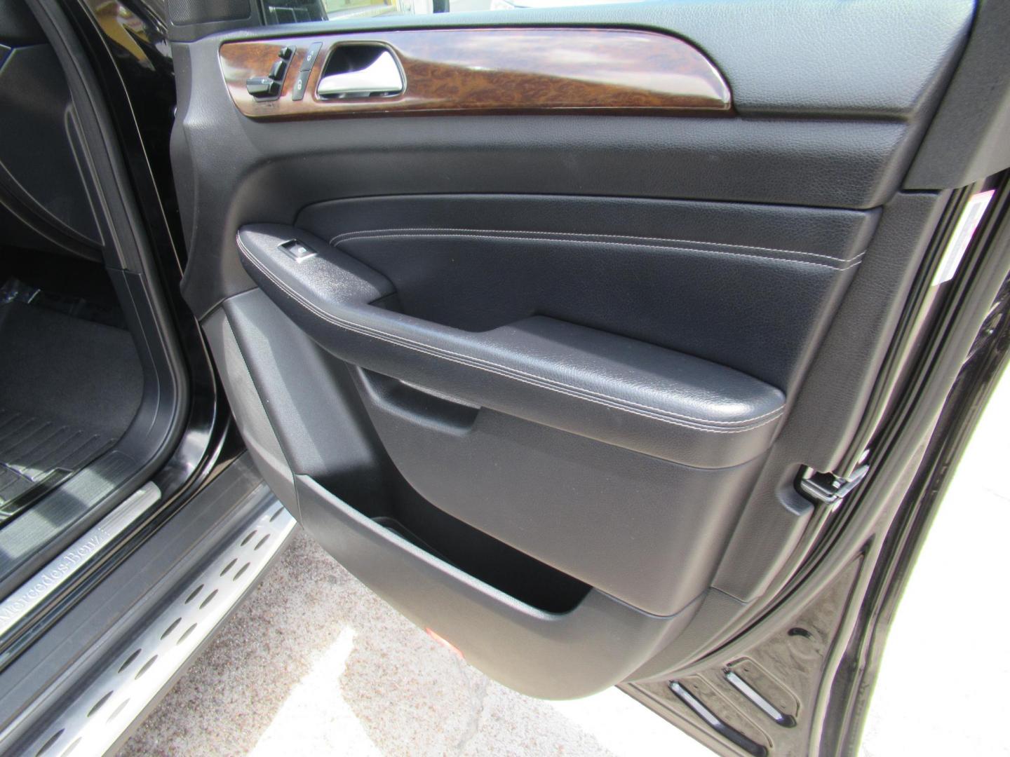 2014 Black /Black Mercedes-Benz M-Class ML350 4MATIC (4JGDA5HB4EA) with an 3.5L V6 DOHC 24V engine, 7-Speed Automatic transmission, located at 1511 North Shepherd Dr., Houston, TX, 77008, (281) 657-1221, 29.798361, -95.412560 - 2014 MERCEDES-BENZ M-CLASS ML 350 4MATIC VIN: 4JGDA5HB4EA354649 4 J G D A 5 H B 4 E A 3 5 4 6 4 9 4 DOOR WAGON/SPORT UTILITY 3.5L V6 F DOHC 24V GASOLINE ALL WHEEL DRIVE - Photo#16