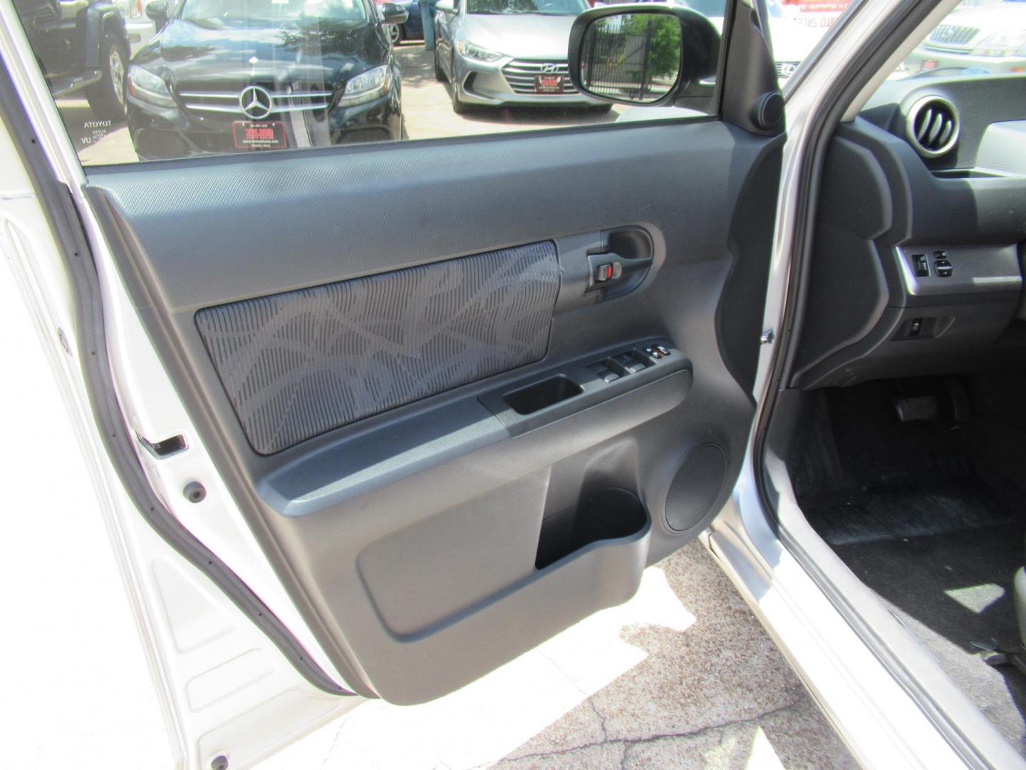 2011 Silver /Black Scion xB 5-Door Wagon (JTLZE4FEXB1) with an 2.4L L4 DOHC 16V engine, Automatic transmission, located at 1511 North Shepherd Dr., Houston, TX, 77008, (281) 657-1221, 29.798361, -95.412560 - 2011 SCION XB VIN: JTLZE4FEXB1125754 J T L Z E 4 F E X B 1 1 2 5 7 5 4 4 DOOR WAGON/SPORT UTILITY 2.4L I4 F DOHC 16V GASOLINE FRONT WHEEL DRIVE - Photo#7