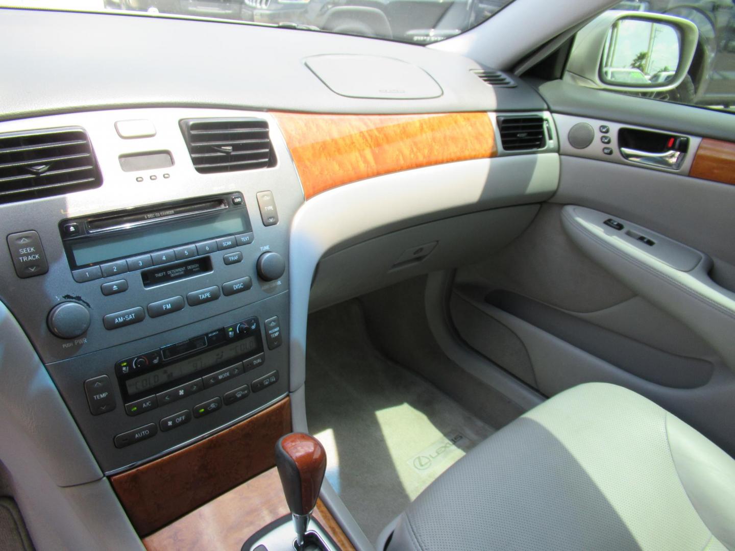 2006 Silver /Gray Lexus ES 330 Sedan (JTHBA30G065) with an 3.3L V6 DOHC 24V engine, 5-Speed Automatic Overdrive transmission, located at 1511 North Shepherd Dr., Houston, TX, 77008, (281) 657-1221, 29.798361, -95.412560 - 2006 LEXUS ES 330 VIN: JTHBA30G065174486 J T H B A 3 0 G 0 6 5 1 7 4 4 8 6 SEDAN 4 DR 3.3L V6 F 24V GASOLINE FRONT WHEEL DRIVE - Photo#1