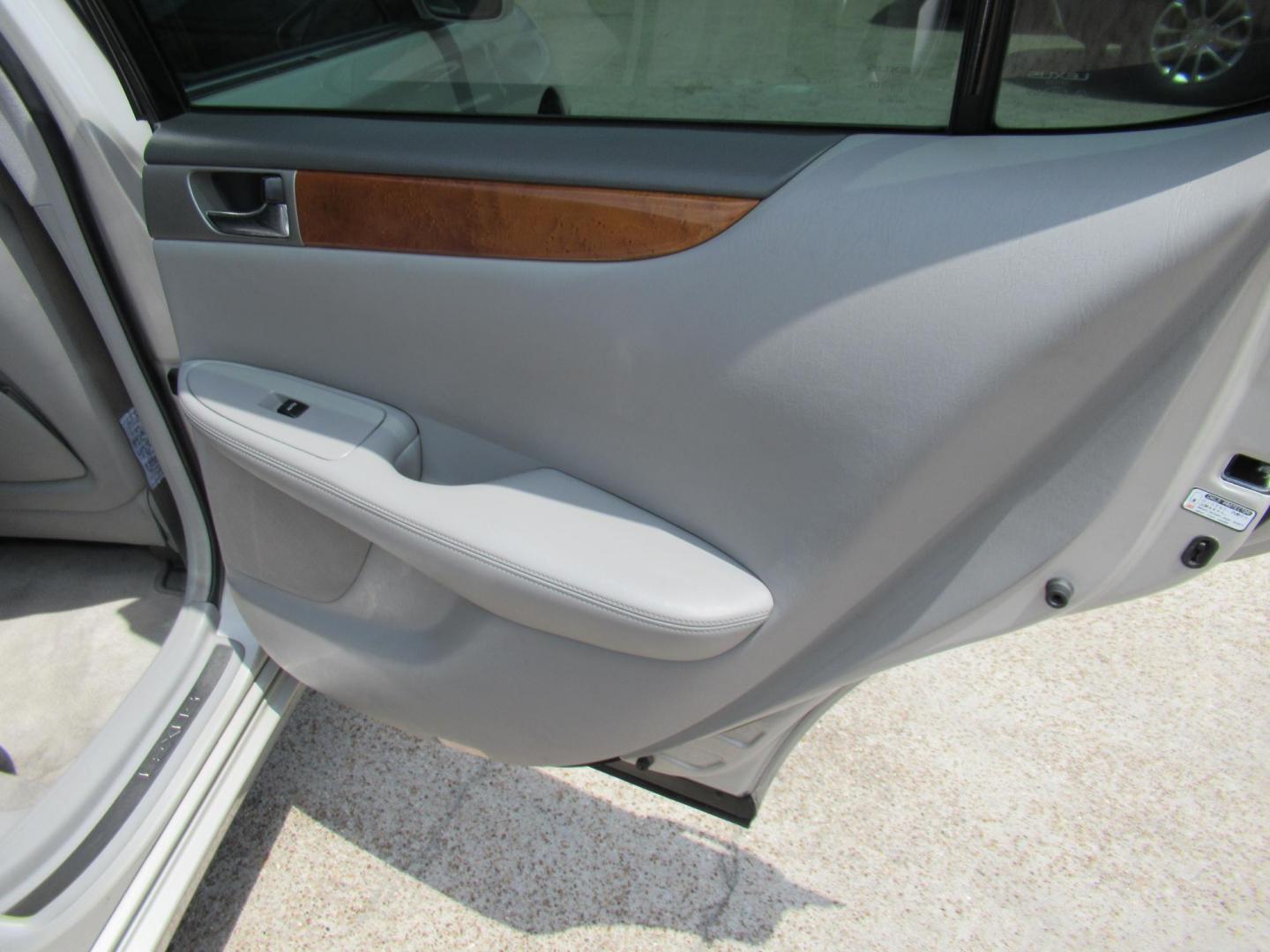 2006 Silver /Gray Lexus ES 330 Sedan (JTHBA30G065) with an 3.3L V6 DOHC 24V engine, 5-Speed Automatic Overdrive transmission, located at 1511 North Shepherd Dr., Houston, TX, 77008, (281) 657-1221, 29.798361, -95.412560 - 2006 LEXUS ES 330 VIN: JTHBA30G065174486 J T H B A 3 0 G 0 6 5 1 7 4 4 8 6 SEDAN 4 DR 3.3L V6 F 24V GASOLINE FRONT WHEEL DRIVE - Photo#10