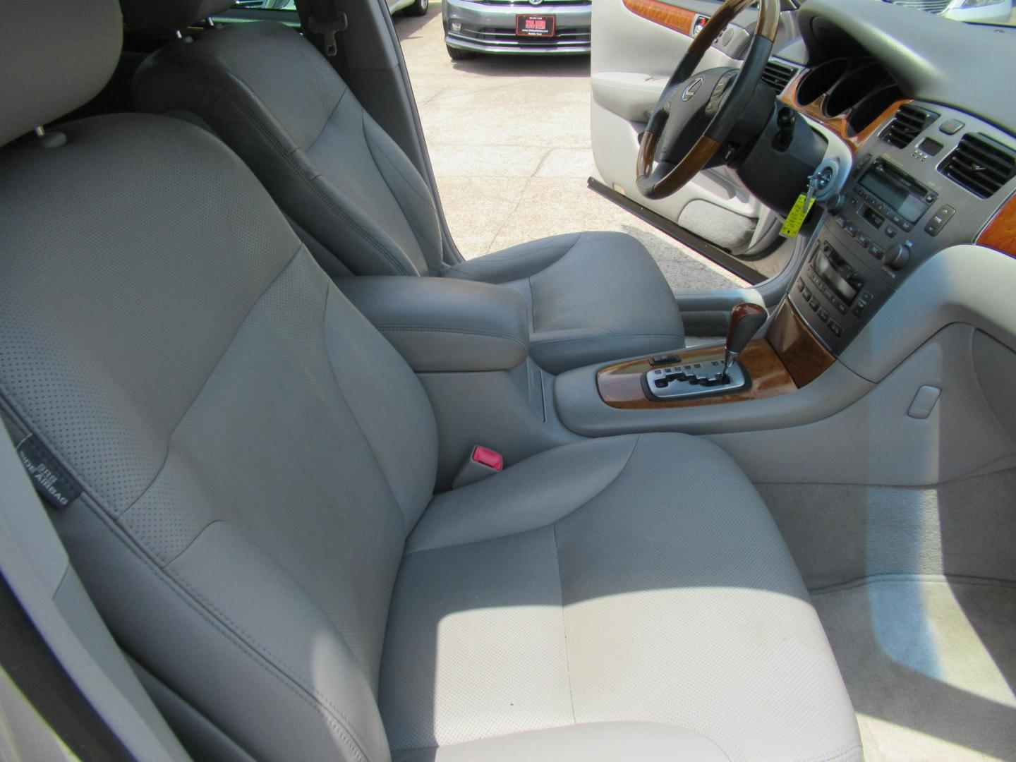 2006 Silver /Gray Lexus ES 330 Sedan (JTHBA30G065) with an 3.3L V6 DOHC 24V engine, 5-Speed Automatic Overdrive transmission, located at 1511 North Shepherd Dr., Houston, TX, 77008, (281) 657-1221, 29.798361, -95.412560 - 2006 LEXUS ES 330 VIN: JTHBA30G065174486 J T H B A 3 0 G 0 6 5 1 7 4 4 8 6 SEDAN 4 DR 3.3L V6 F 24V GASOLINE FRONT WHEEL DRIVE - Photo#11