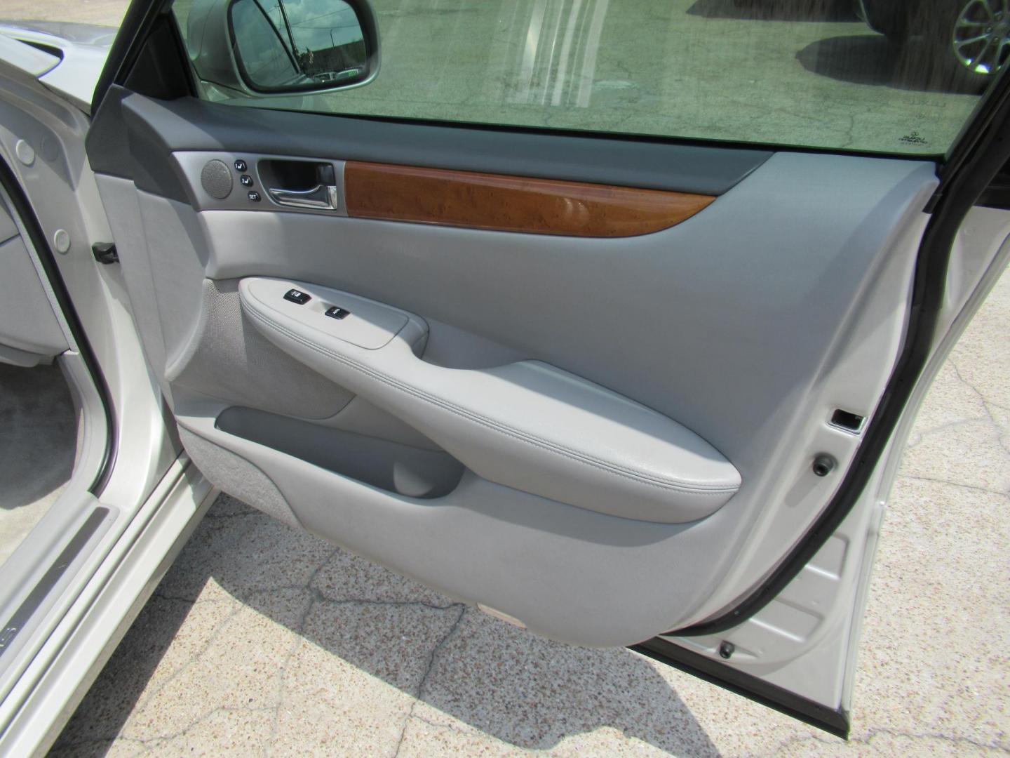2006 Silver /Gray Lexus ES 330 Sedan (JTHBA30G065) with an 3.3L V6 DOHC 24V engine, 5-Speed Automatic Overdrive transmission, located at 1511 North Shepherd Dr., Houston, TX, 77008, (281) 657-1221, 29.798361, -95.412560 - 2006 LEXUS ES 330 VIN: JTHBA30G065174486 J T H B A 3 0 G 0 6 5 1 7 4 4 8 6 SEDAN 4 DR 3.3L V6 F 24V GASOLINE FRONT WHEEL DRIVE - Photo#12