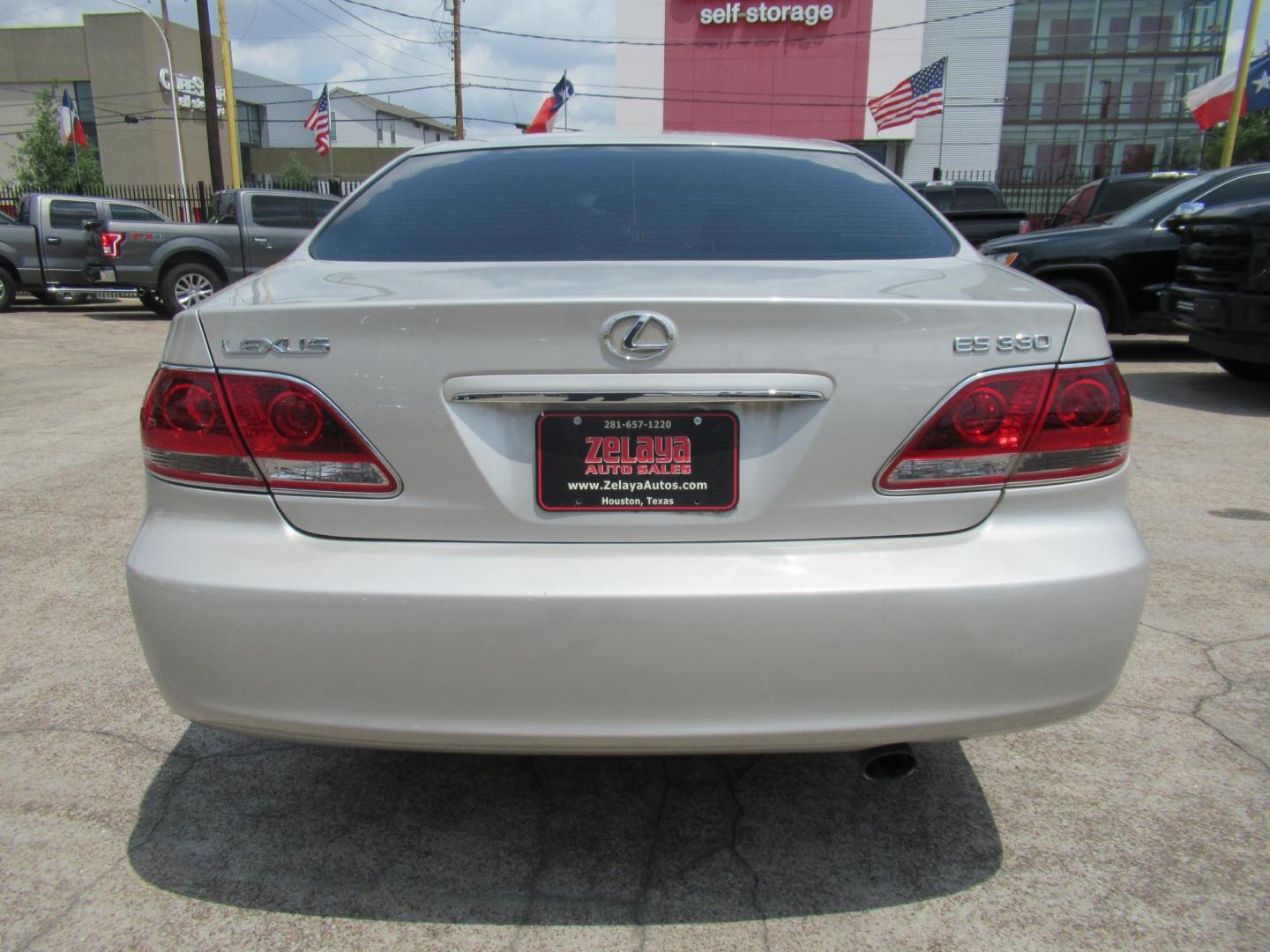 2006 Silver /Gray Lexus ES 330 Sedan (JTHBA30G065) with an 3.3L V6 DOHC 24V engine, 5-Speed Automatic Overdrive transmission, located at 1511 North Shepherd Dr., Houston, TX, 77008, (281) 657-1221, 29.798361, -95.412560 - 2006 LEXUS ES 330 VIN: JTHBA30G065174486 J T H B A 3 0 G 0 6 5 1 7 4 4 8 6 SEDAN 4 DR 3.3L V6 F 24V GASOLINE FRONT WHEEL DRIVE - Photo#13