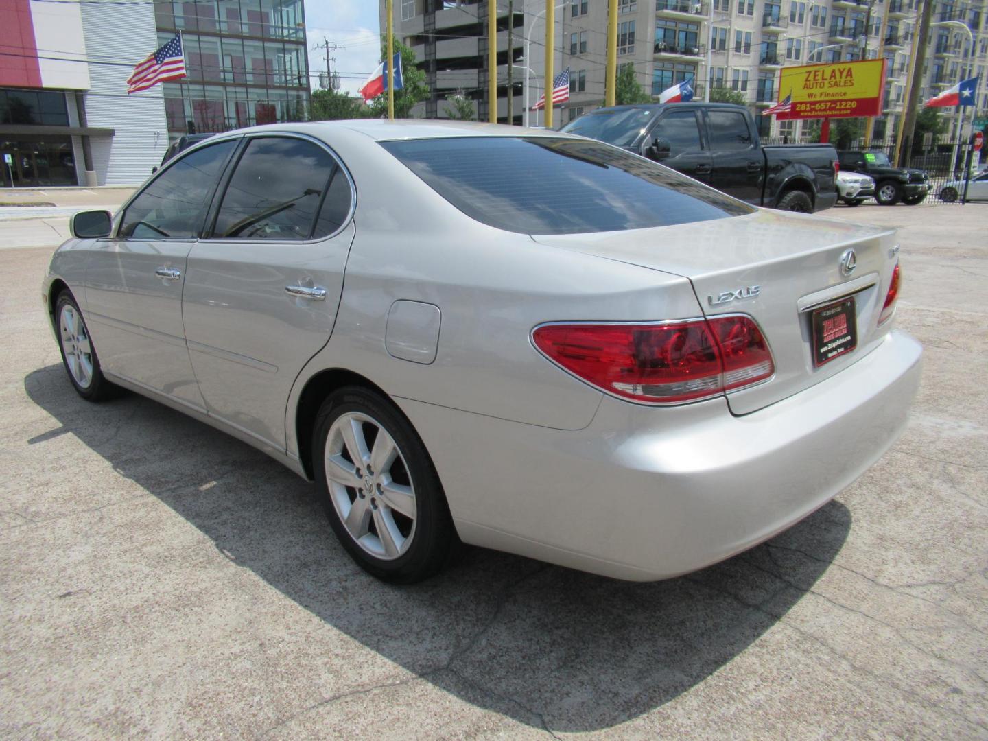 2006 Silver /Gray Lexus ES 330 Sedan (JTHBA30G065) with an 3.3L V6 DOHC 24V engine, 5-Speed Automatic Overdrive transmission, located at 1511 North Shepherd Dr., Houston, TX, 77008, (281) 657-1221, 29.798361, -95.412560 - 2006 LEXUS ES 330 VIN: JTHBA30G065174486 J T H B A 3 0 G 0 6 5 1 7 4 4 8 6 SEDAN 4 DR 3.3L V6 F 24V GASOLINE FRONT WHEEL DRIVE - Photo#14