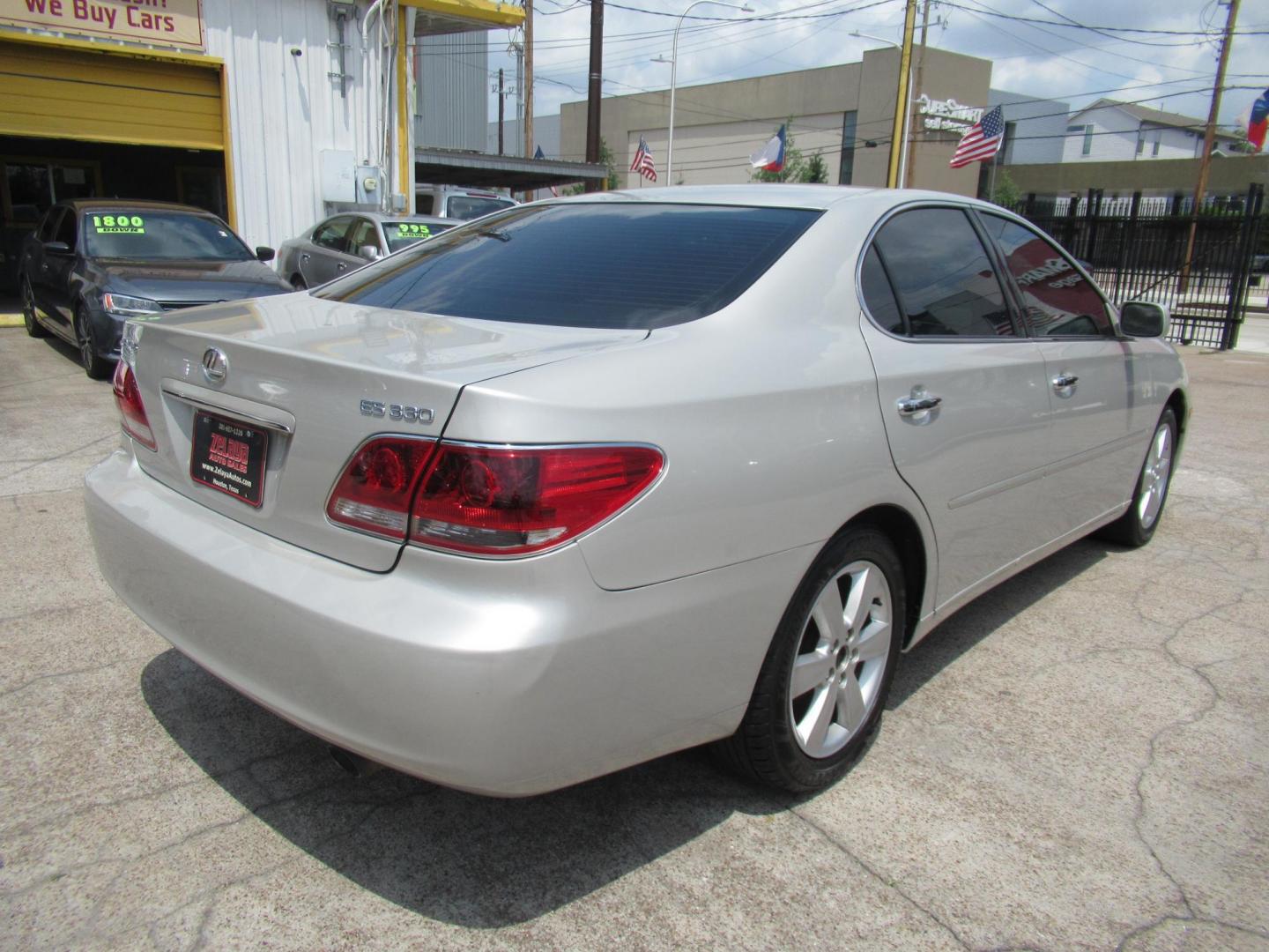 2006 Silver /Gray Lexus ES 330 Sedan (JTHBA30G065) with an 3.3L V6 DOHC 24V engine, 5-Speed Automatic Overdrive transmission, located at 1511 North Shepherd Dr., Houston, TX, 77008, (281) 657-1221, 29.798361, -95.412560 - 2006 LEXUS ES 330 VIN: JTHBA30G065174486 J T H B A 3 0 G 0 6 5 1 7 4 4 8 6 SEDAN 4 DR 3.3L V6 F 24V GASOLINE FRONT WHEEL DRIVE - Photo#15