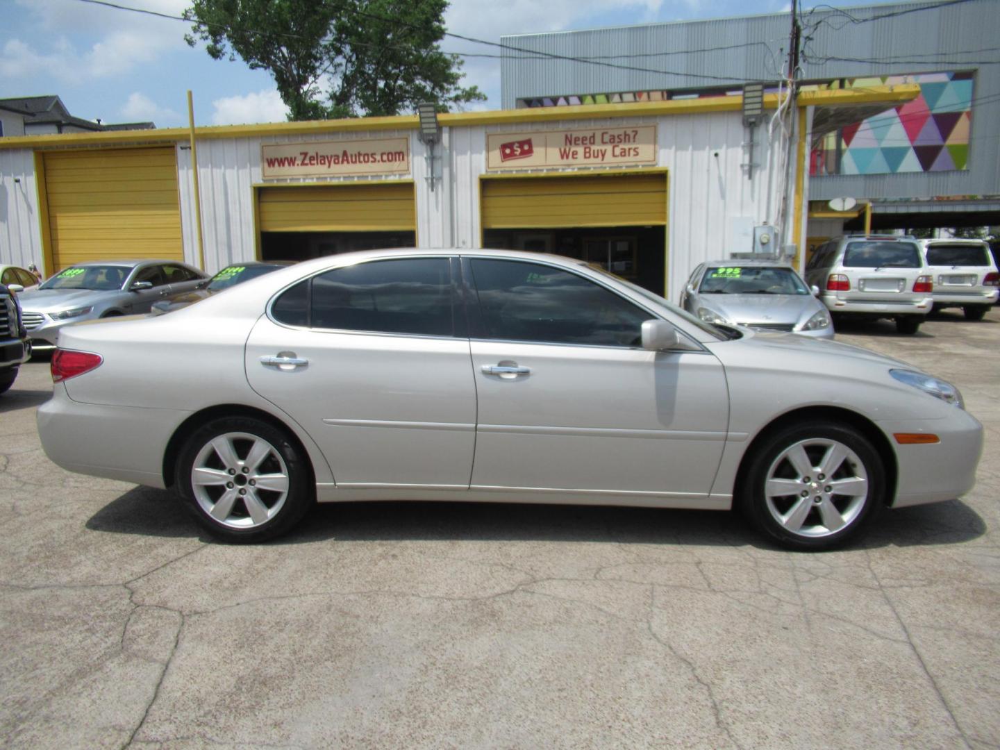 2006 Silver /Gray Lexus ES 330 Sedan (JTHBA30G065) with an 3.3L V6 DOHC 24V engine, 5-Speed Automatic Overdrive transmission, located at 1511 North Shepherd Dr., Houston, TX, 77008, (281) 657-1221, 29.798361, -95.412560 - 2006 LEXUS ES 330 VIN: JTHBA30G065174486 J T H B A 3 0 G 0 6 5 1 7 4 4 8 6 SEDAN 4 DR 3.3L V6 F 24V GASOLINE FRONT WHEEL DRIVE - Photo#16