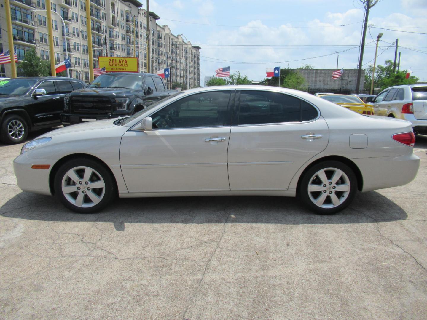 2006 Silver /Gray Lexus ES 330 Sedan (JTHBA30G065) with an 3.3L V6 DOHC 24V engine, 5-Speed Automatic Overdrive transmission, located at 1511 North Shepherd Dr., Houston, TX, 77008, (281) 657-1221, 29.798361, -95.412560 - 2006 LEXUS ES 330 VIN: JTHBA30G065174486 J T H B A 3 0 G 0 6 5 1 7 4 4 8 6 SEDAN 4 DR 3.3L V6 F 24V GASOLINE FRONT WHEEL DRIVE - Photo#20
