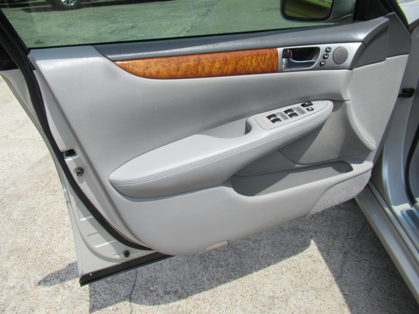 2006 Silver /Gray Lexus ES 330 Sedan (JTHBA30G065) with an 3.3L V6 DOHC 24V engine, 5-Speed Automatic Overdrive transmission, located at 1511 North Shepherd Dr., Houston, TX, 77008, (281) 657-1221, 29.798361, -95.412560 - 2006 LEXUS ES 330 VIN: JTHBA30G065174486 J T H B A 3 0 G 0 6 5 1 7 4 4 8 6 SEDAN 4 DR 3.3L V6 F 24V GASOLINE FRONT WHEEL DRIVE - Photo#5